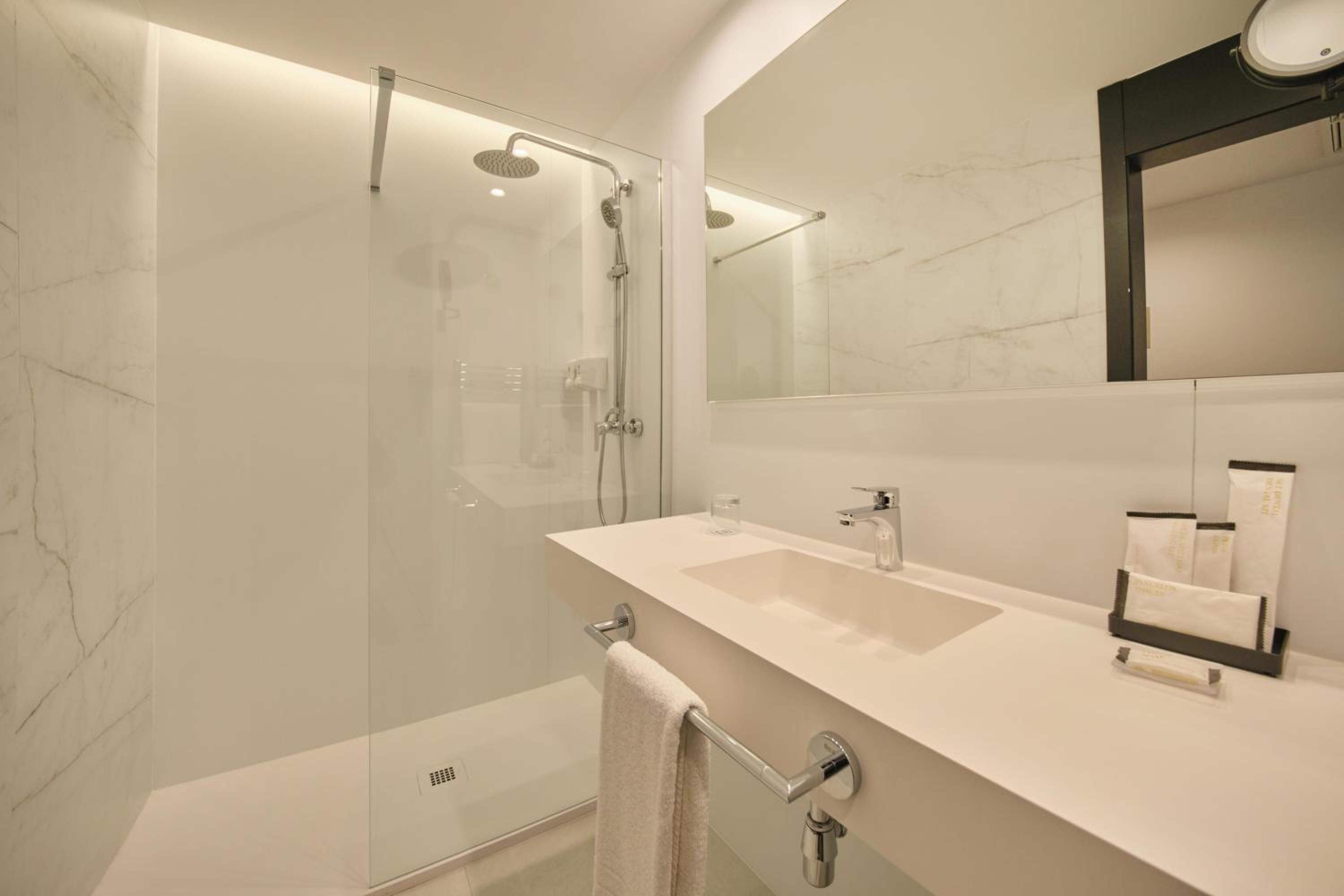 Double or Twin Room - Photo 4