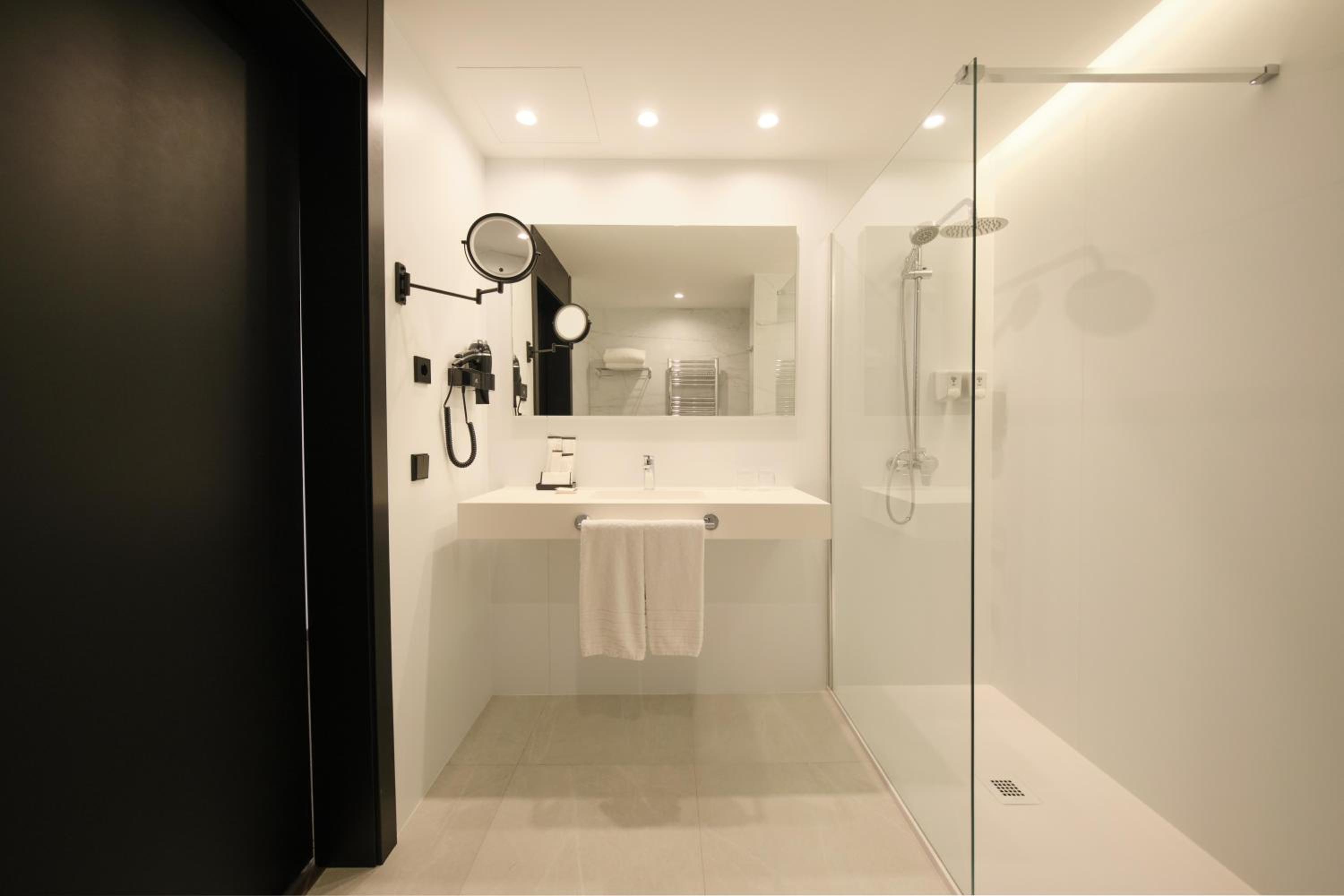 Double or Twin Room - Photo 3