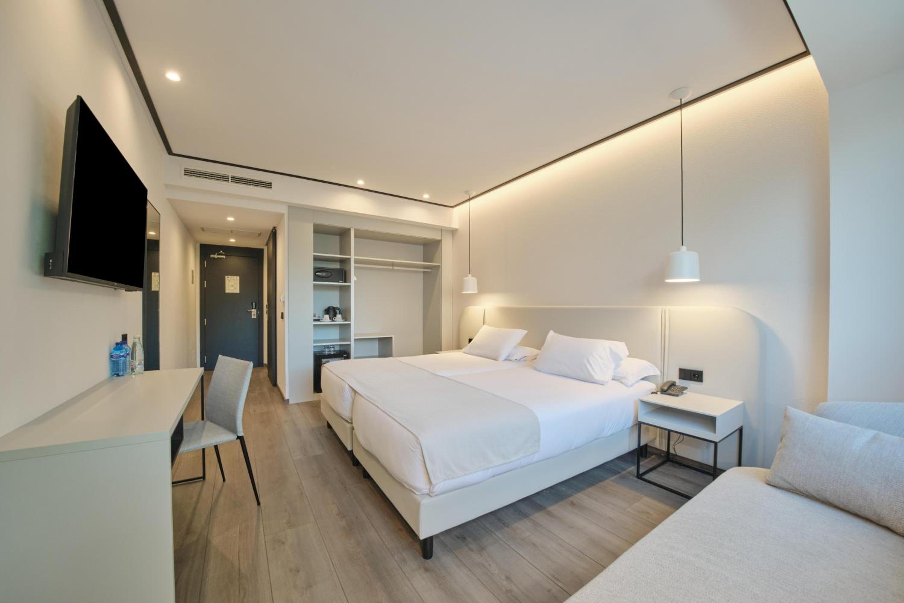 Double or Twin Room - Photo 9