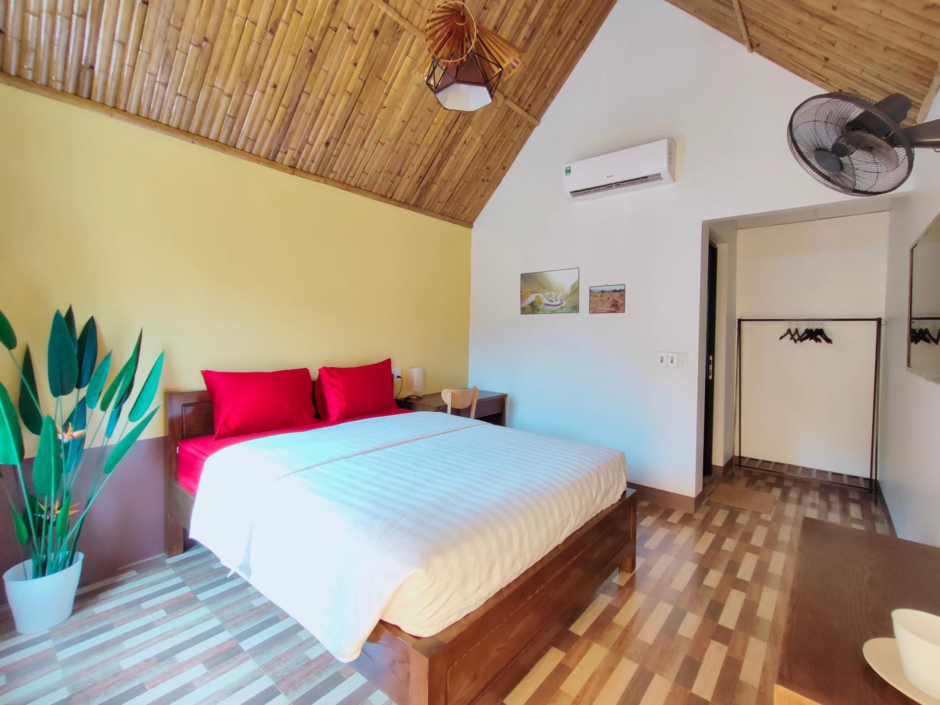 Bungalow with Garden View - Photo 2
