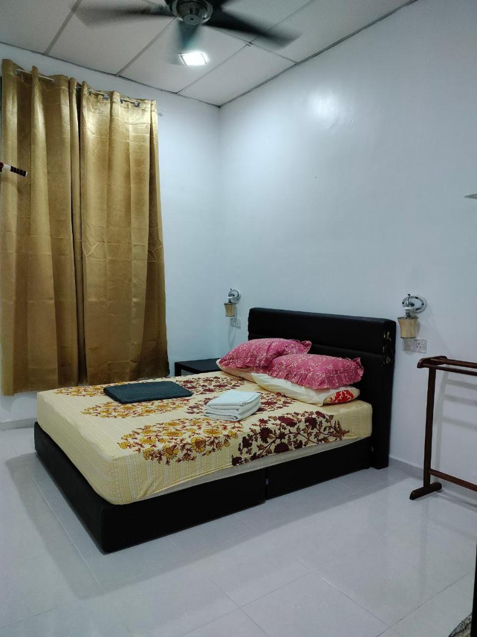 Three-Bedroom House photo 2