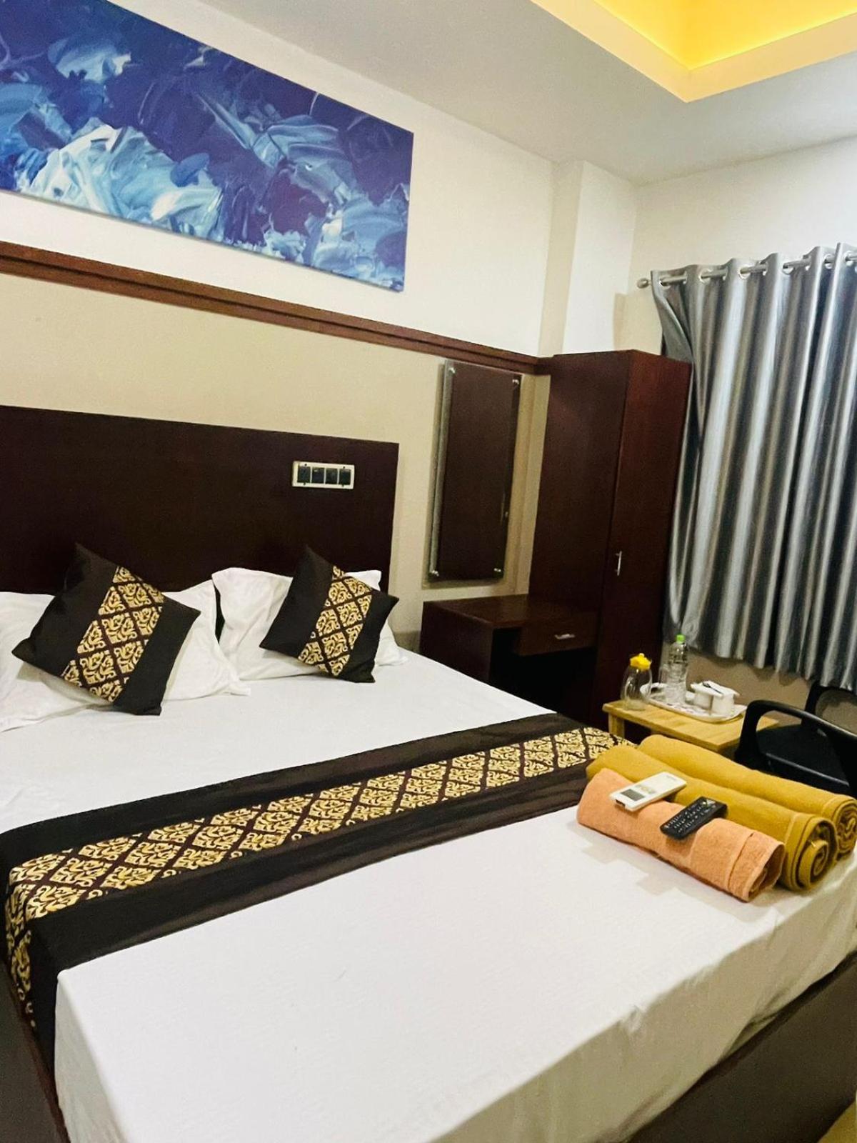 Deluxe Double Room (2 Adults + 1 Child) photo 2