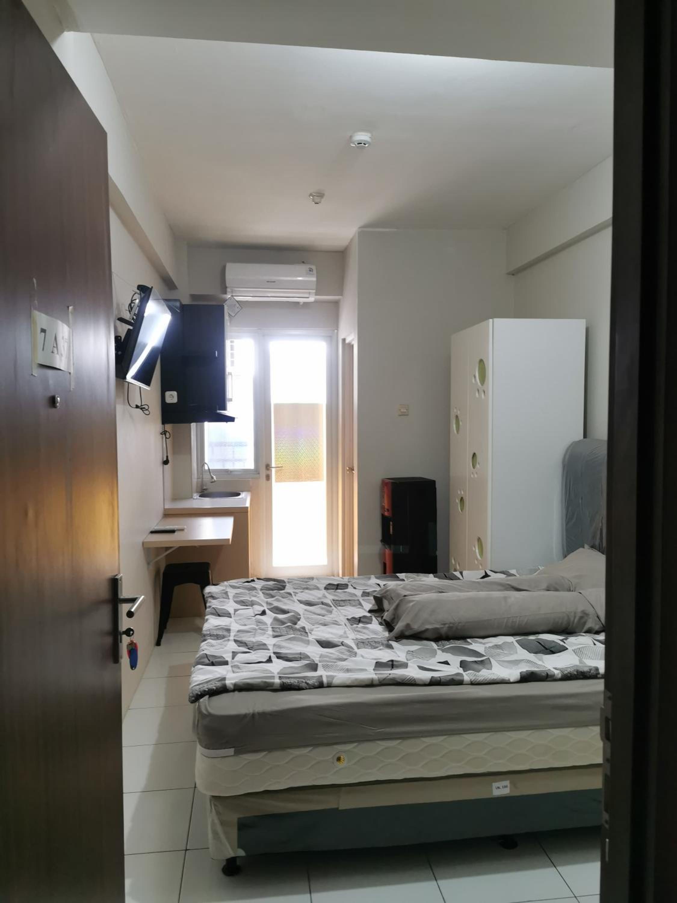 One-Bedroom Apartment photo 1