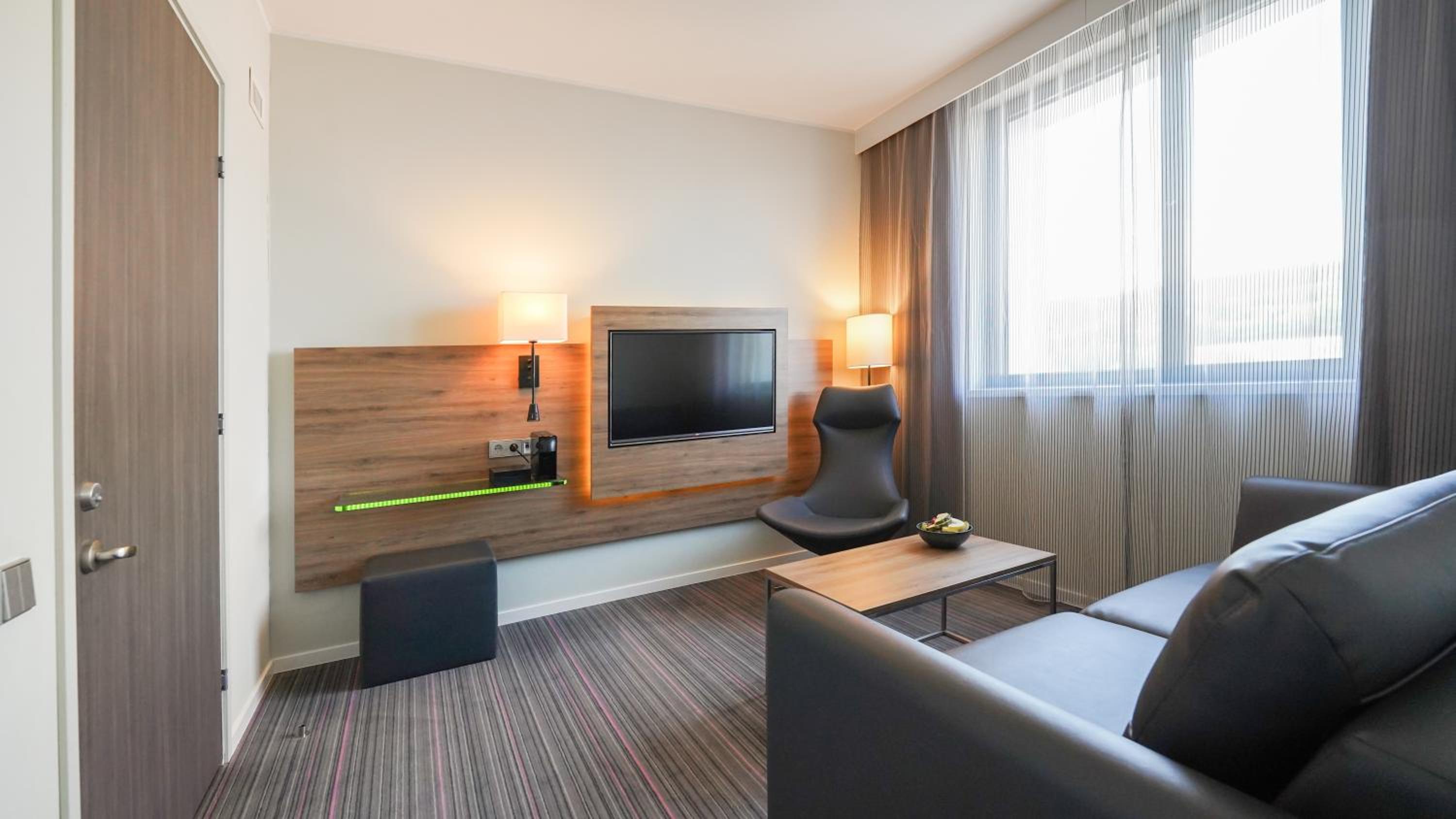 Family Room with One Queen Bed and Sofa Bed photo 3