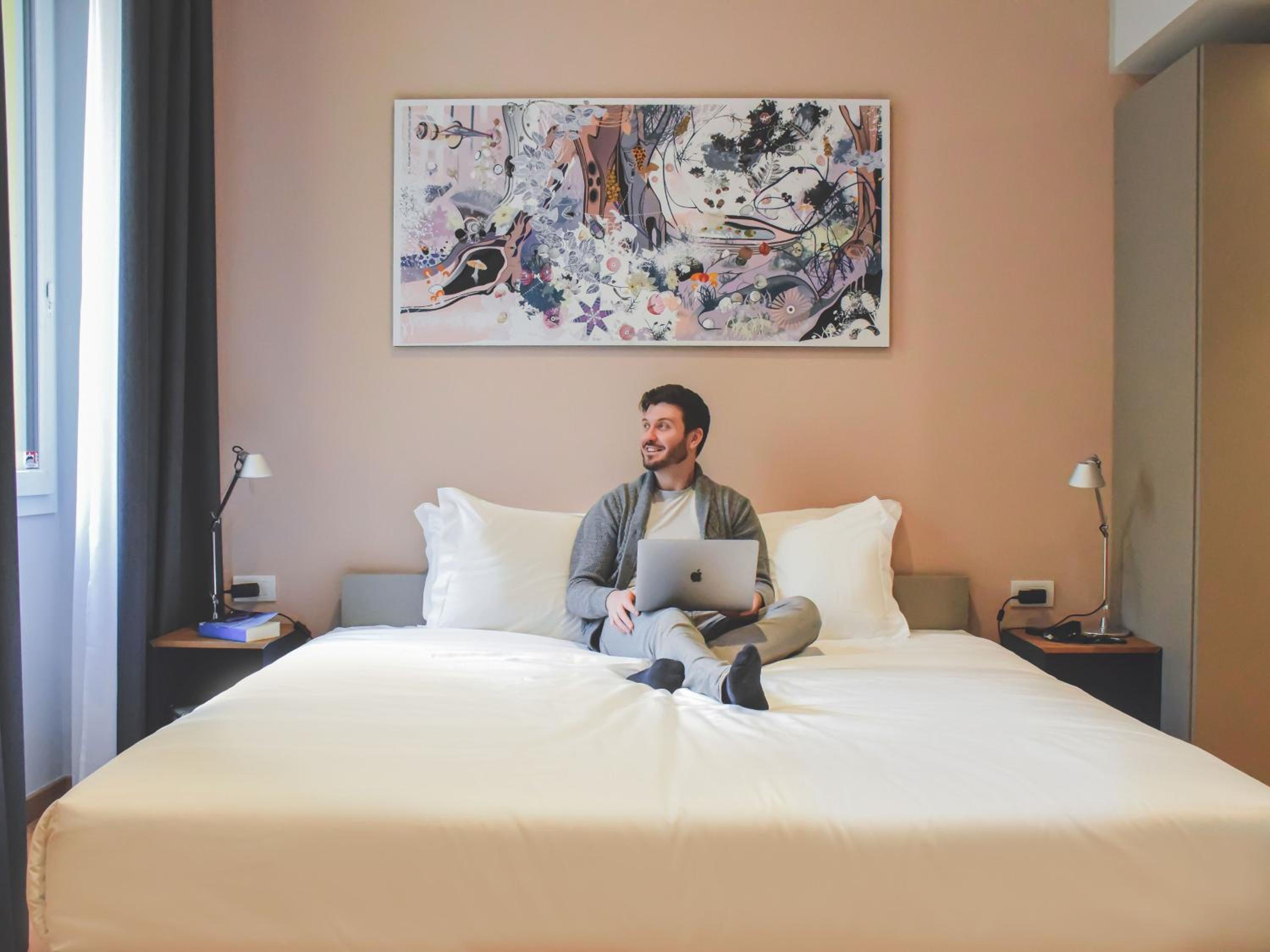 Available room thumbnail 6