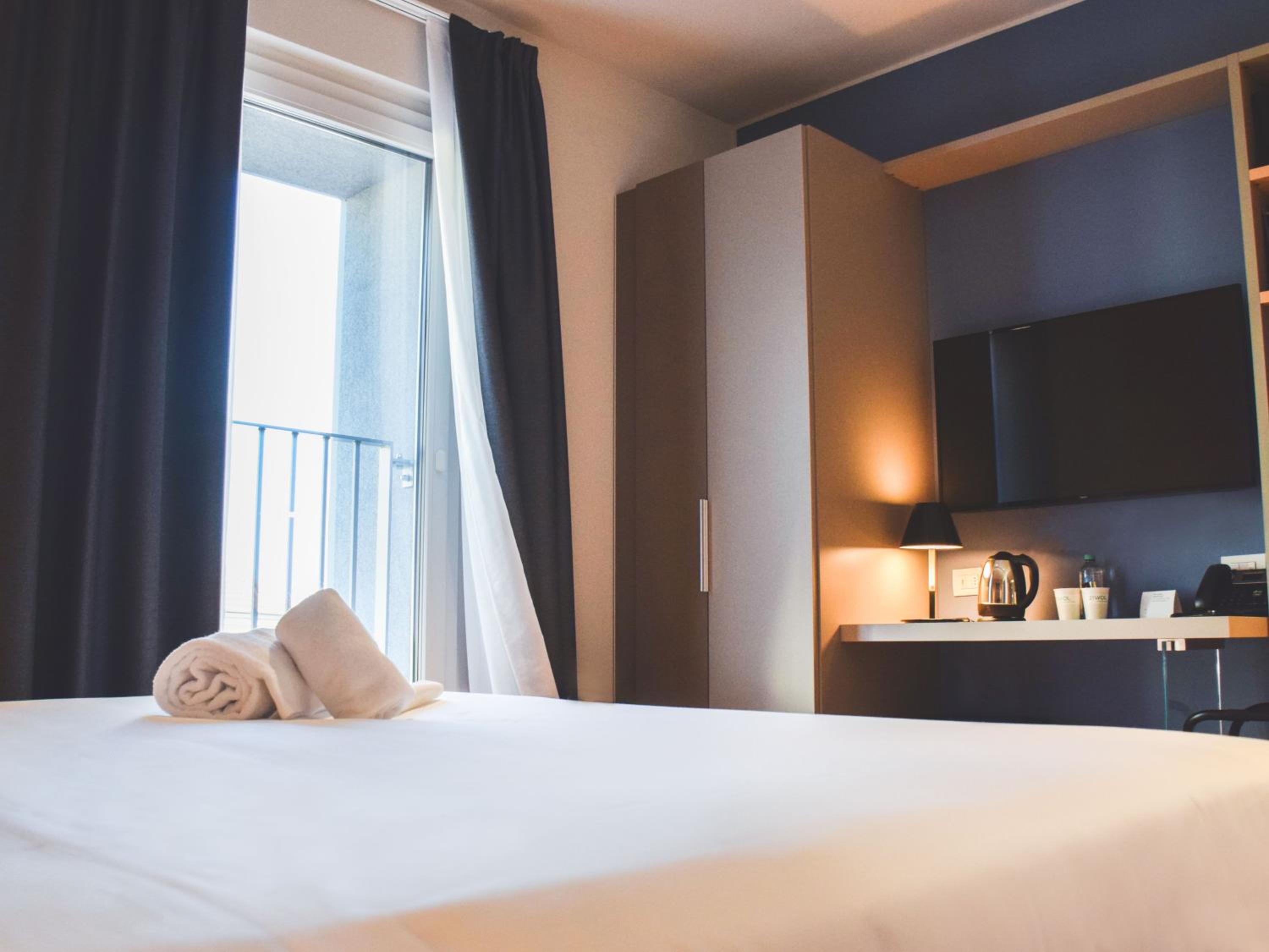 Available room thumbnail 6