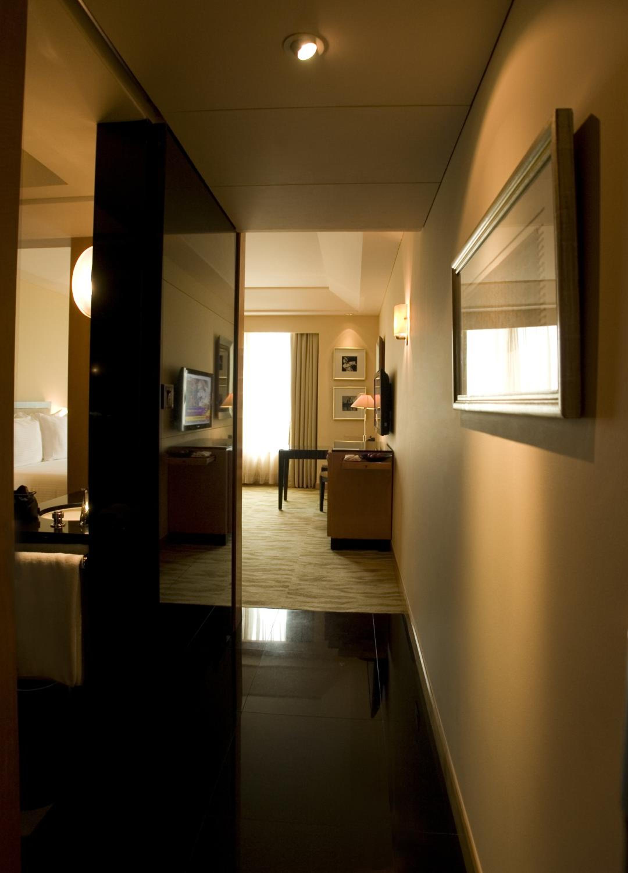 The Grand Deluxe Room with King Bed with 20% off on session of 30 mins Spa,15% off on food & soft beverage services,20% Discount on Laundry service Per stay per room - Photo 3