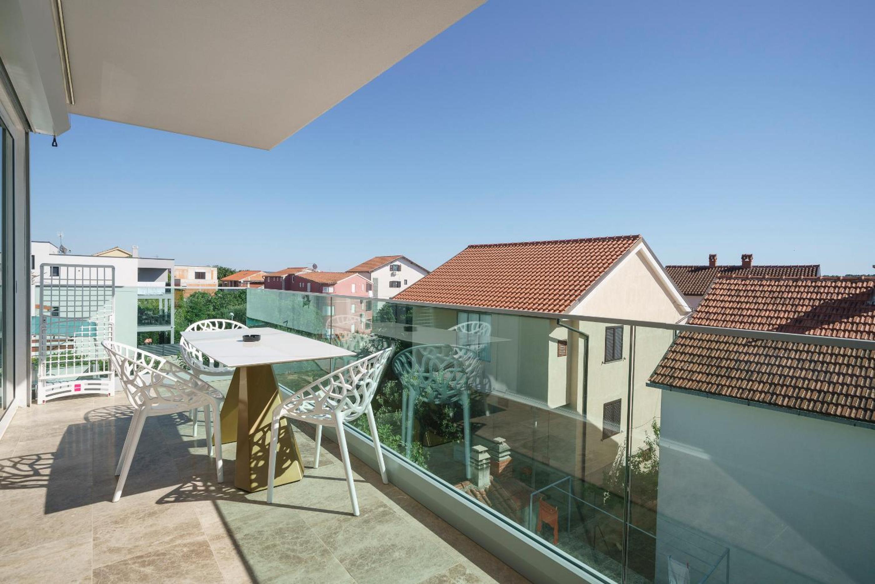 One-Bedroom Apartment with Balcony and Sea View photo 2