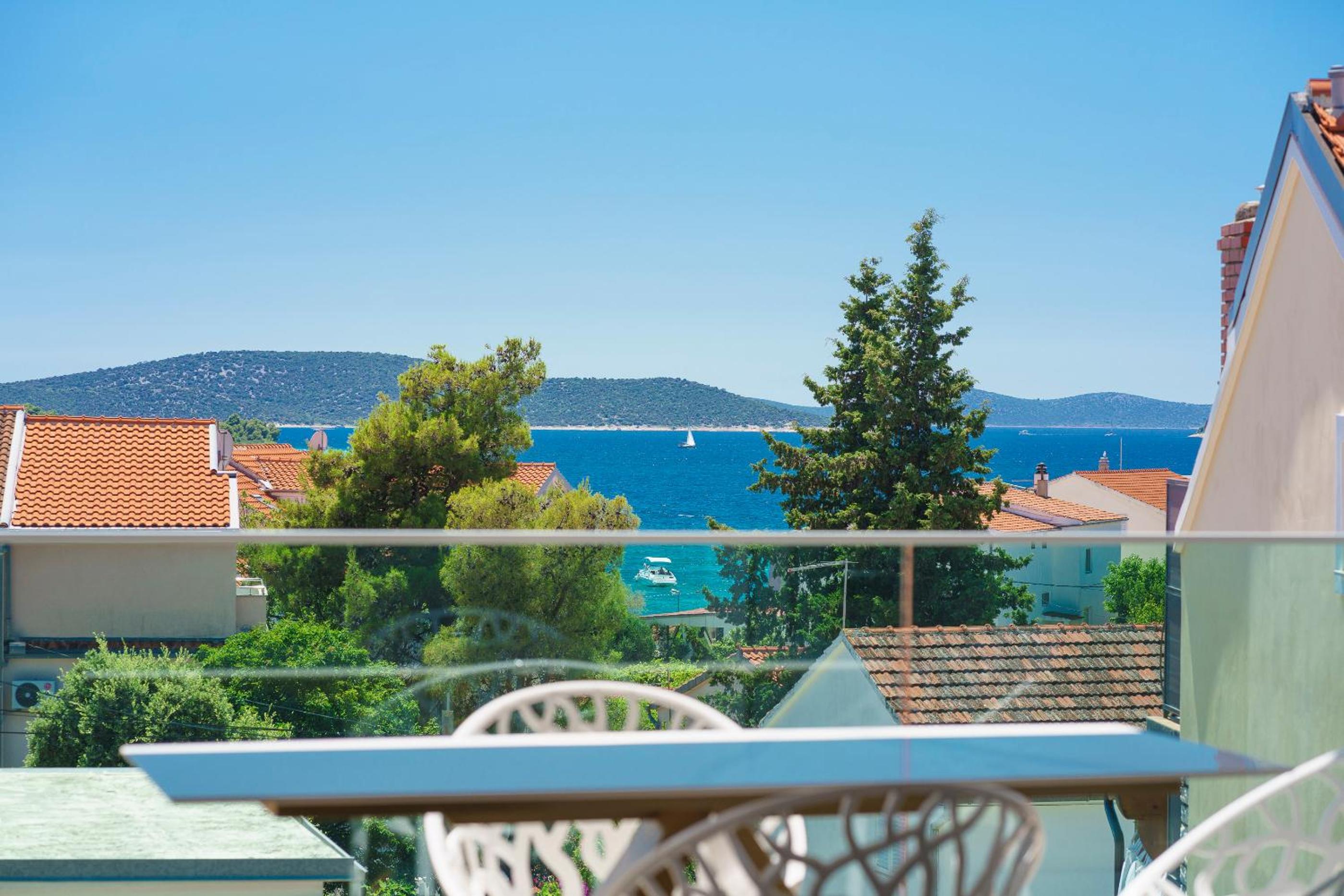 One-Bedroom Apartment with Balcony and Sea View photo 2