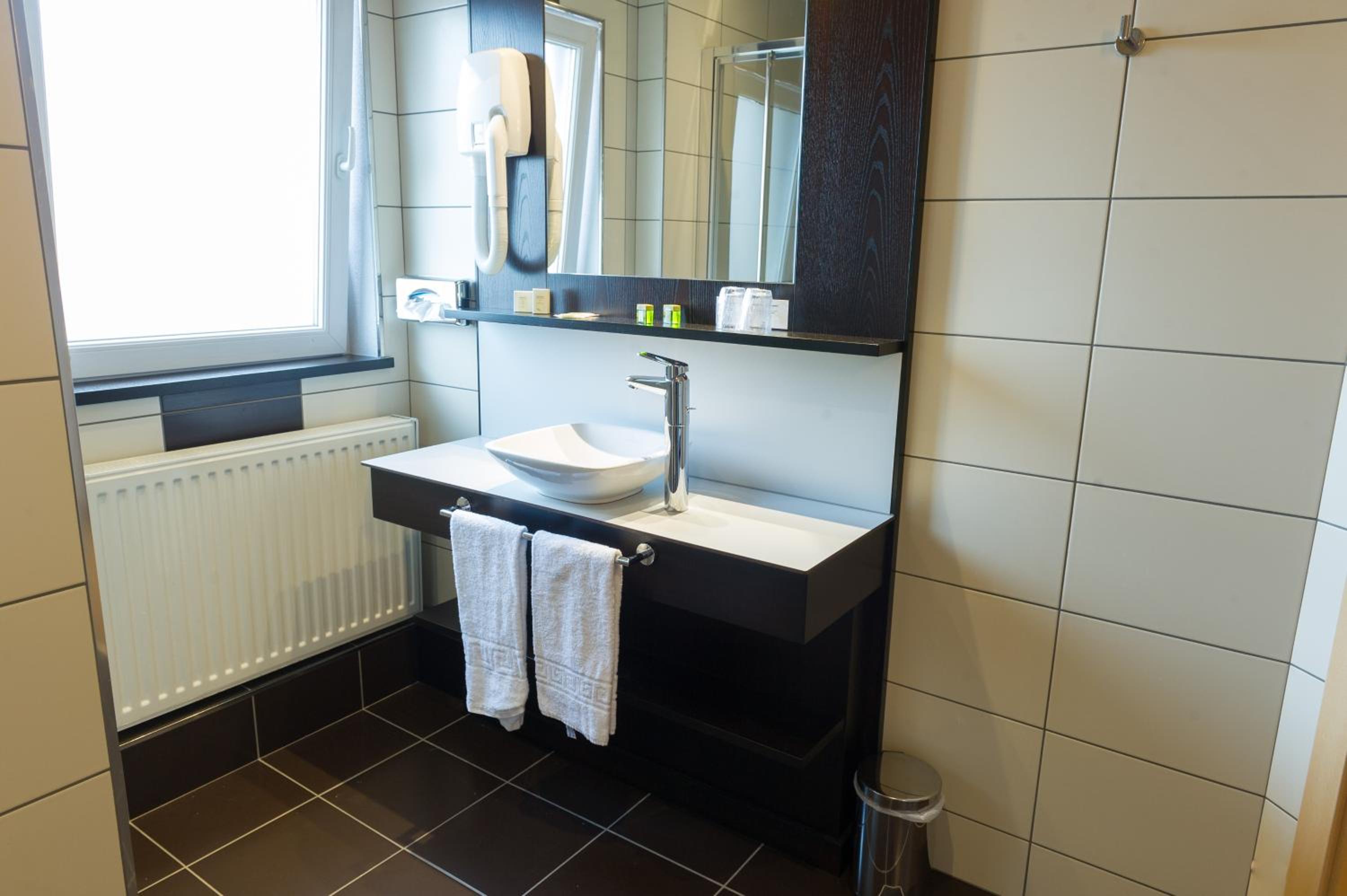 Luxury Suite - Photo 5