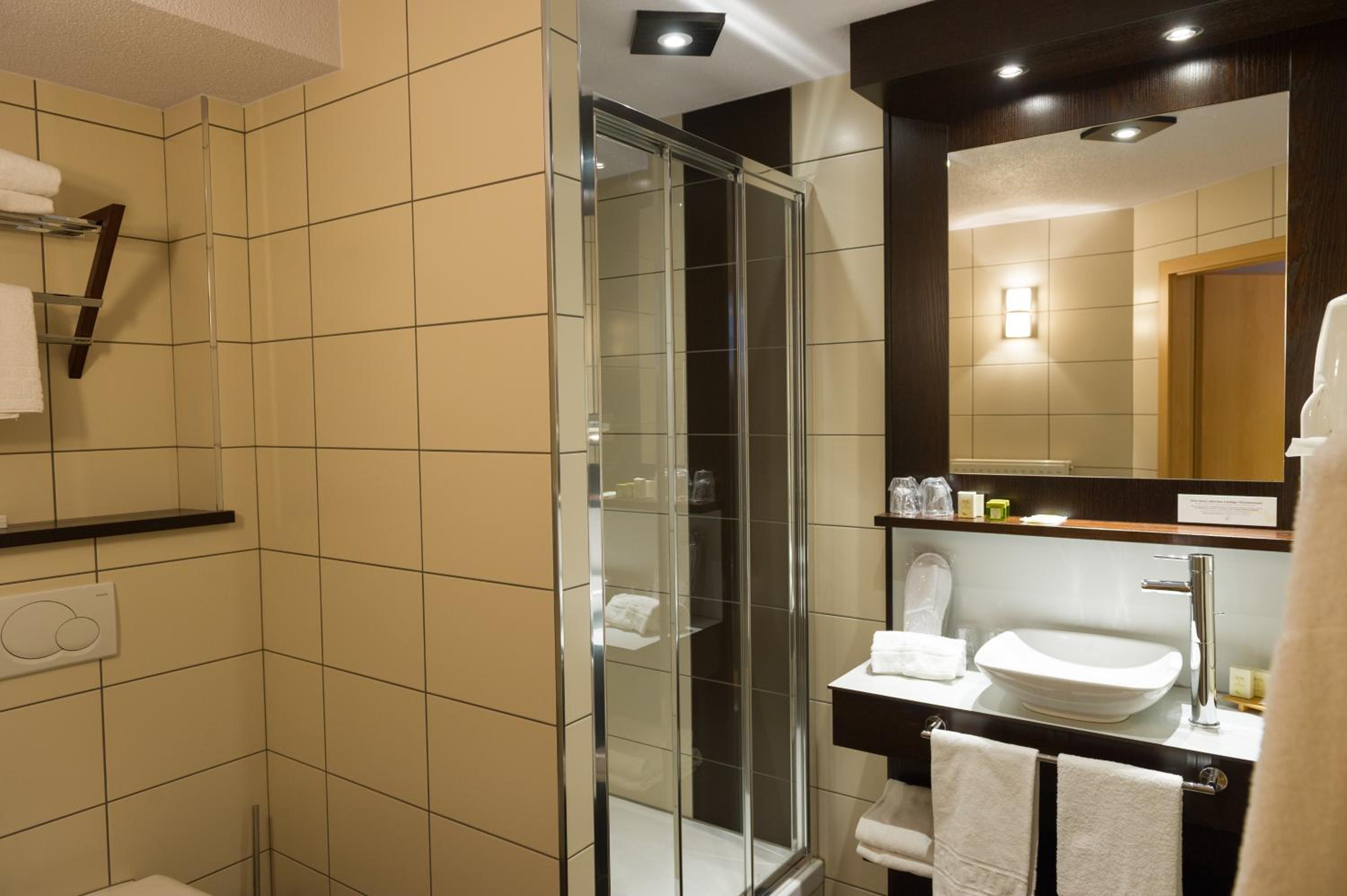 Luxury Suite - Photo 6