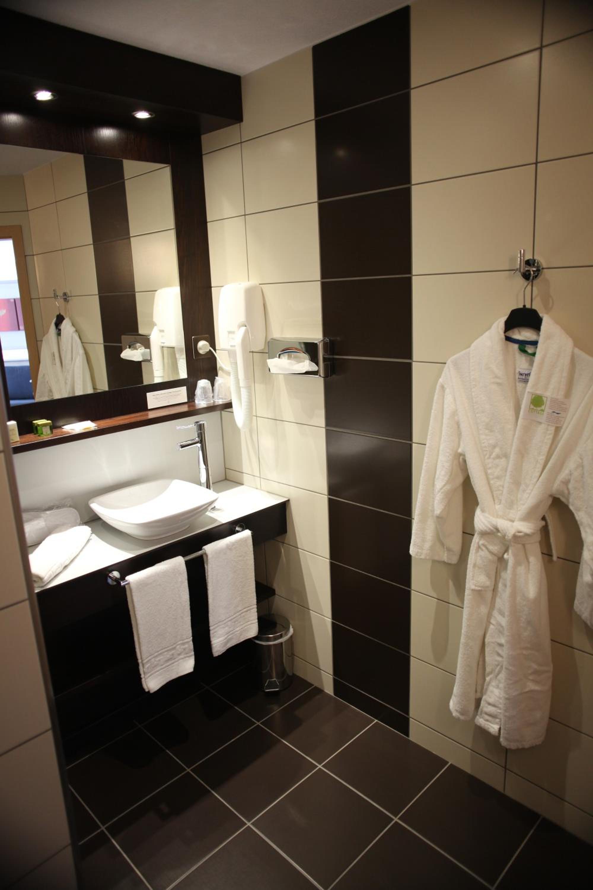Luxury Suite - Photo 12