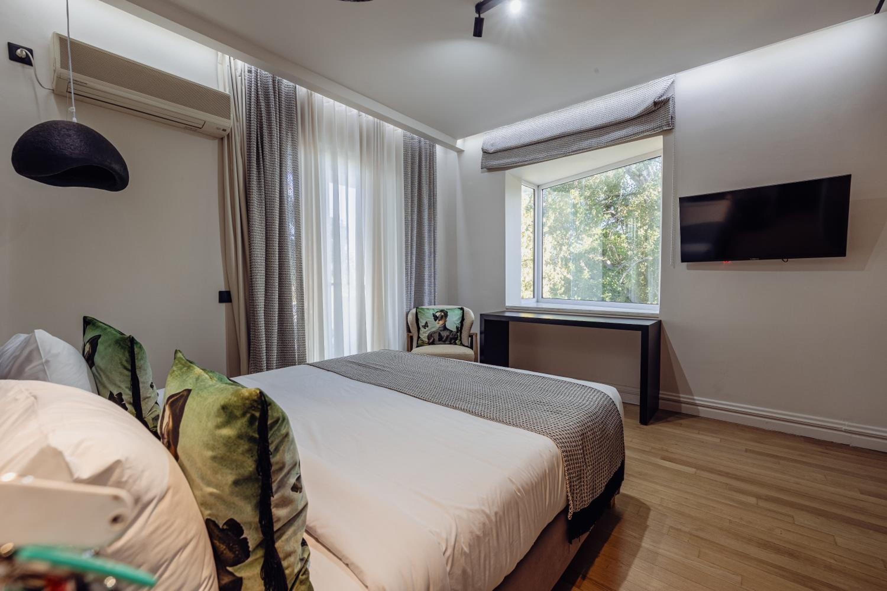 Executive Suite with Pool View - Photo 1