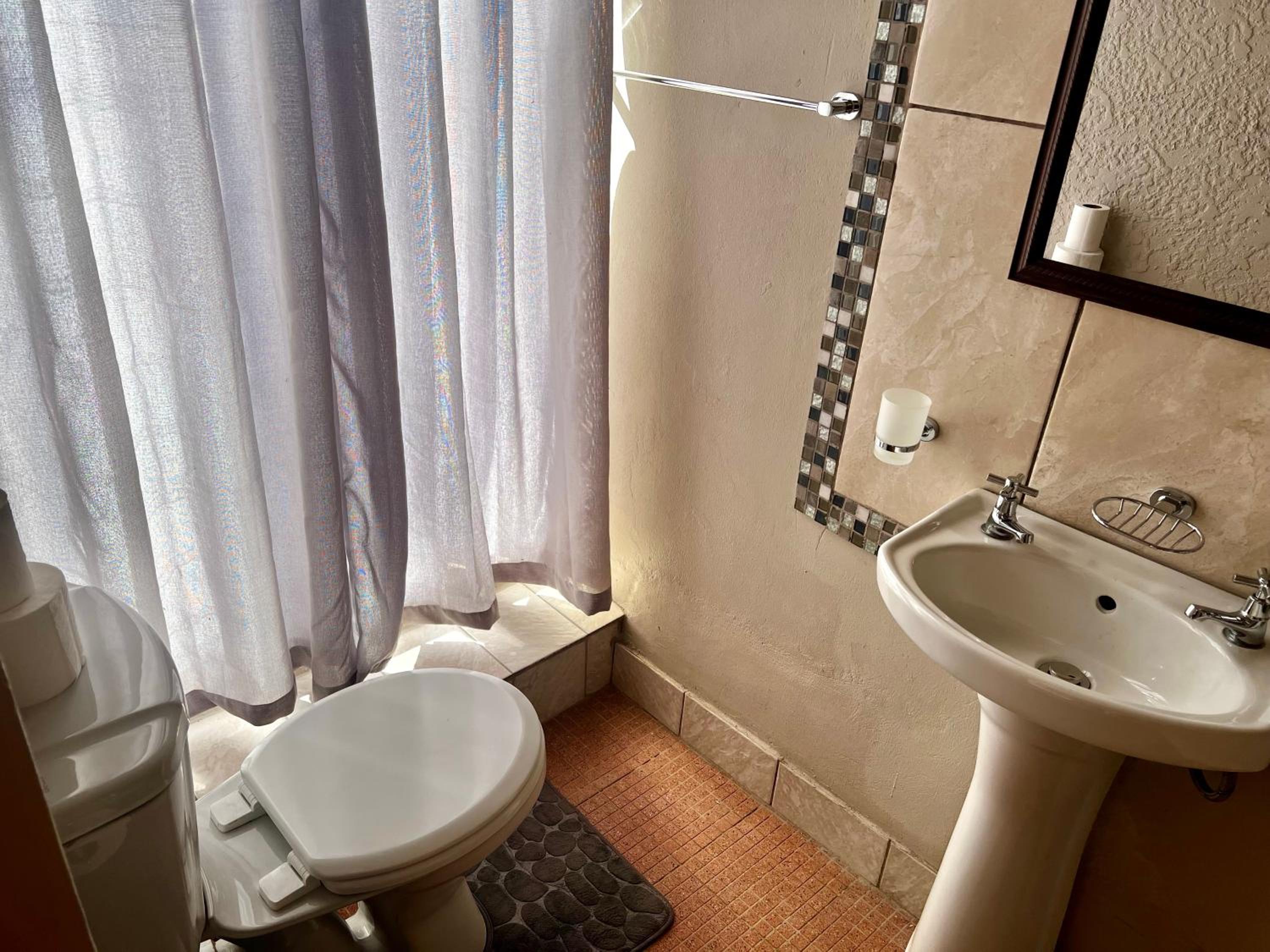 Family Room with Bathroom photo 3