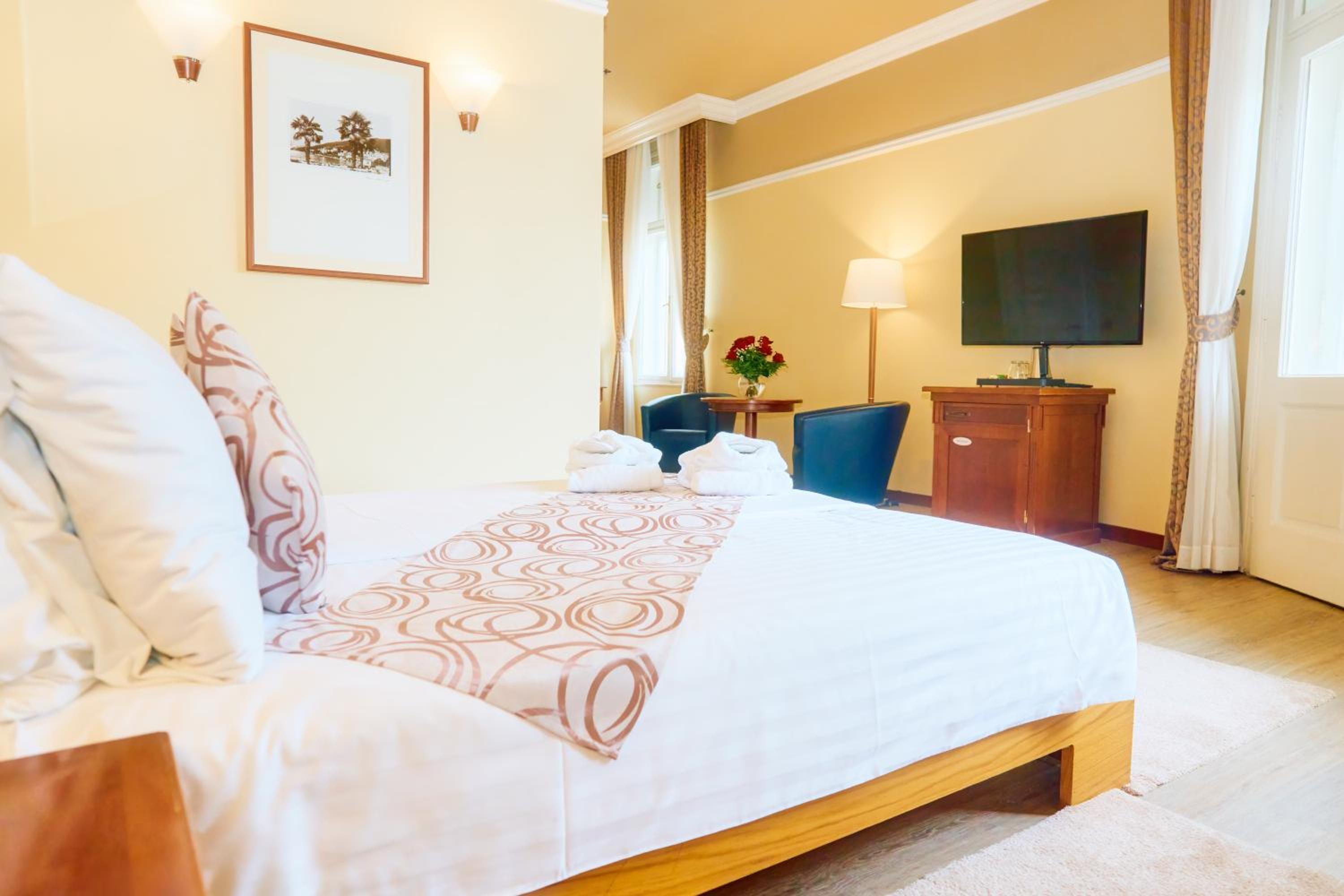 Standard Twin/Double Room with Sea Side - Photo 16