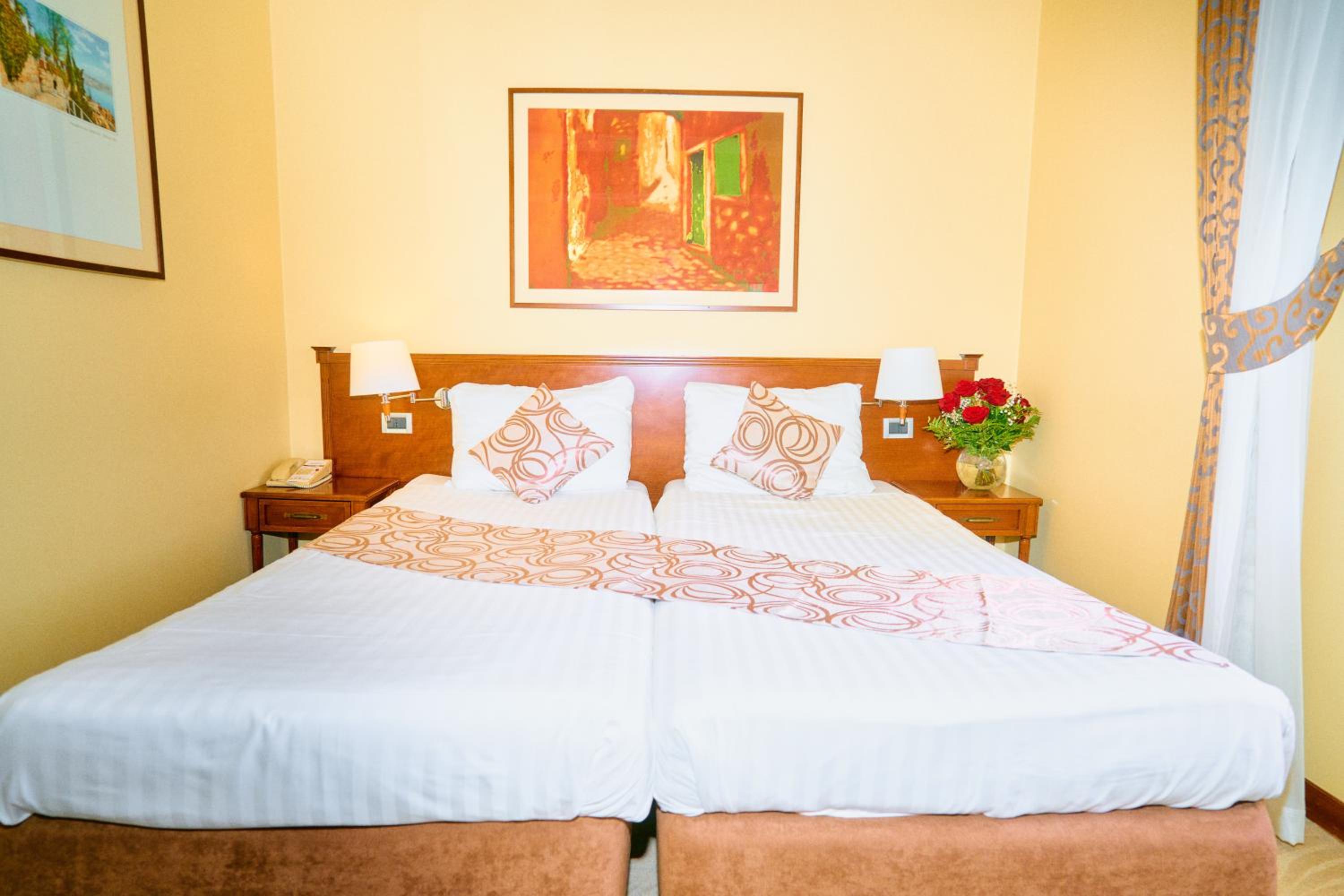 Standard Twin Room - Photo 14