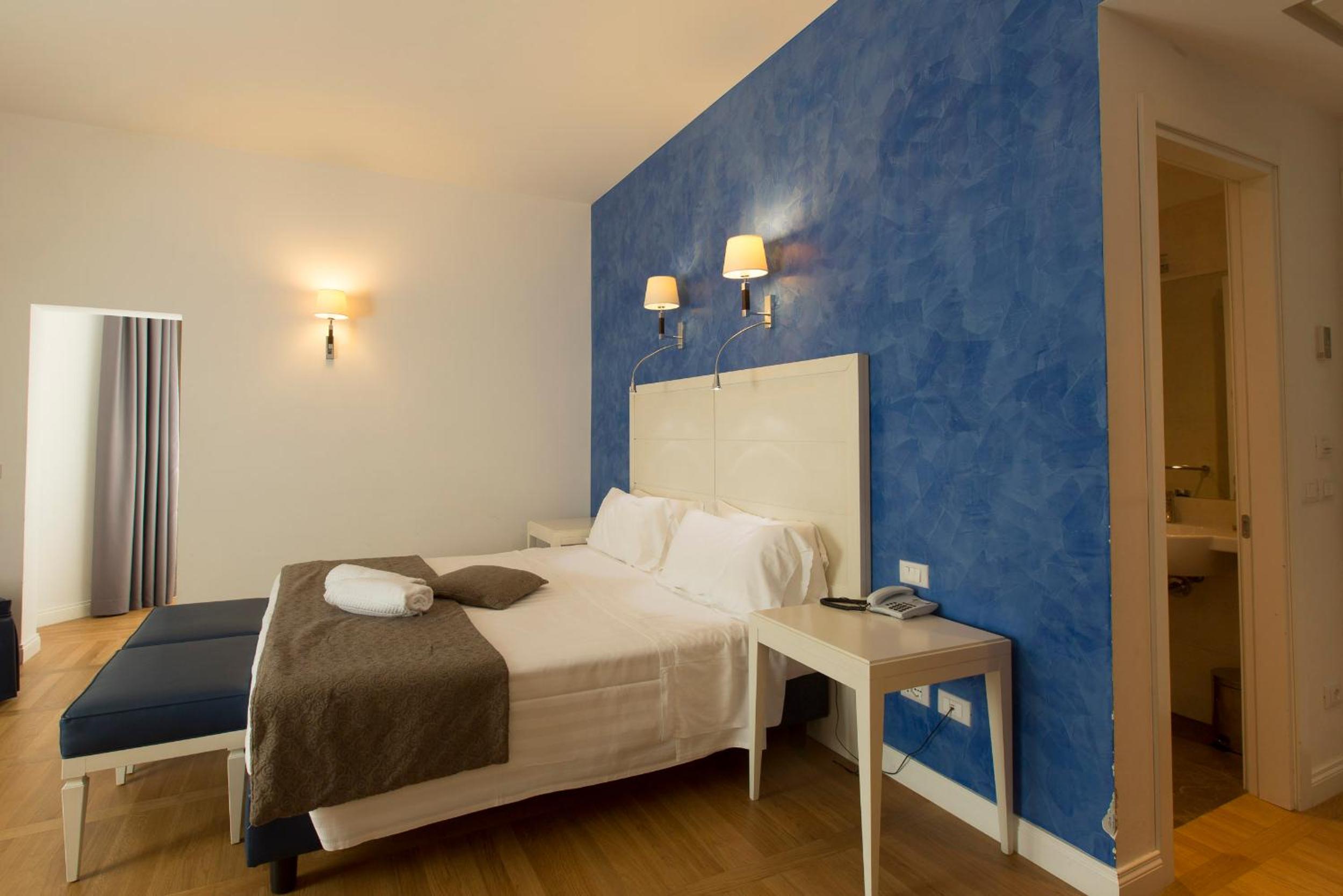 Deluxe Quadruple Room thumbnail 6