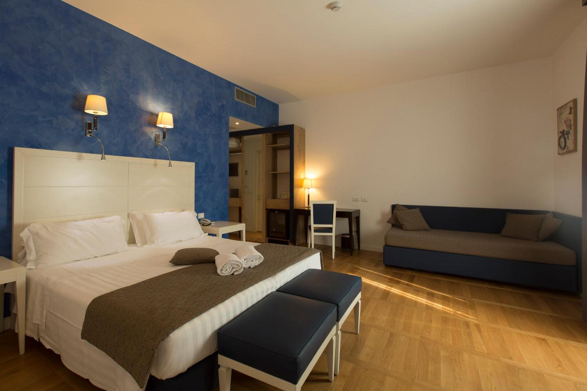 Deluxe Quadruple Room thumbnail 5