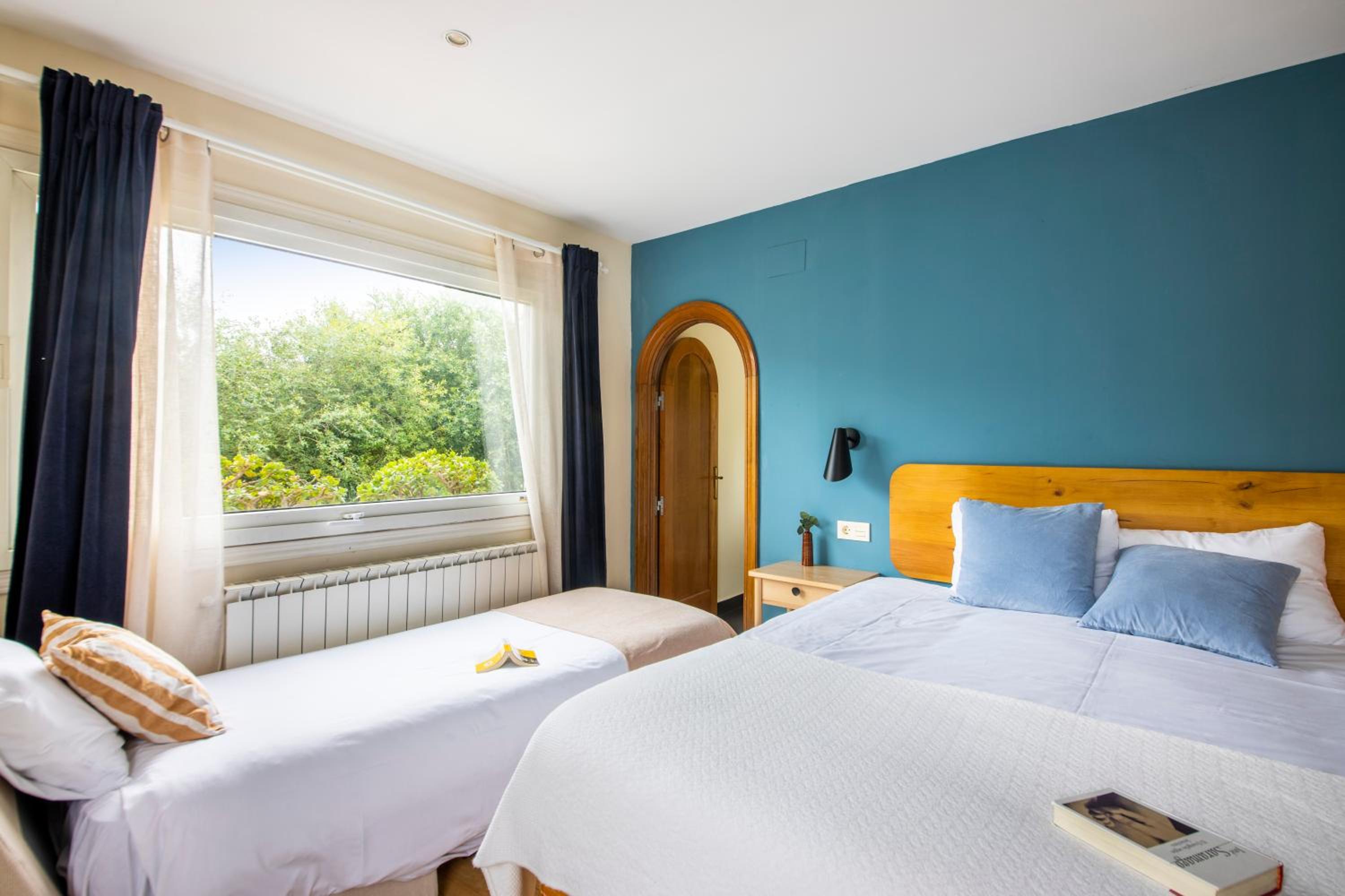 Superior Quadruple Room with Private Bathroom photo 3