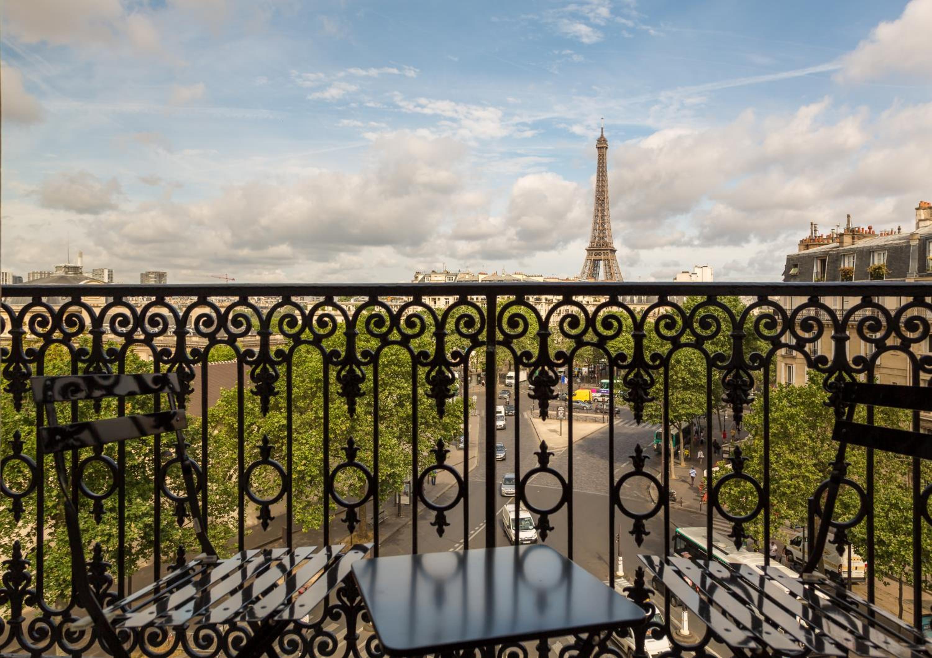 Prestige Double Room Comtesse - Eiffel Tower Front View with Balcony