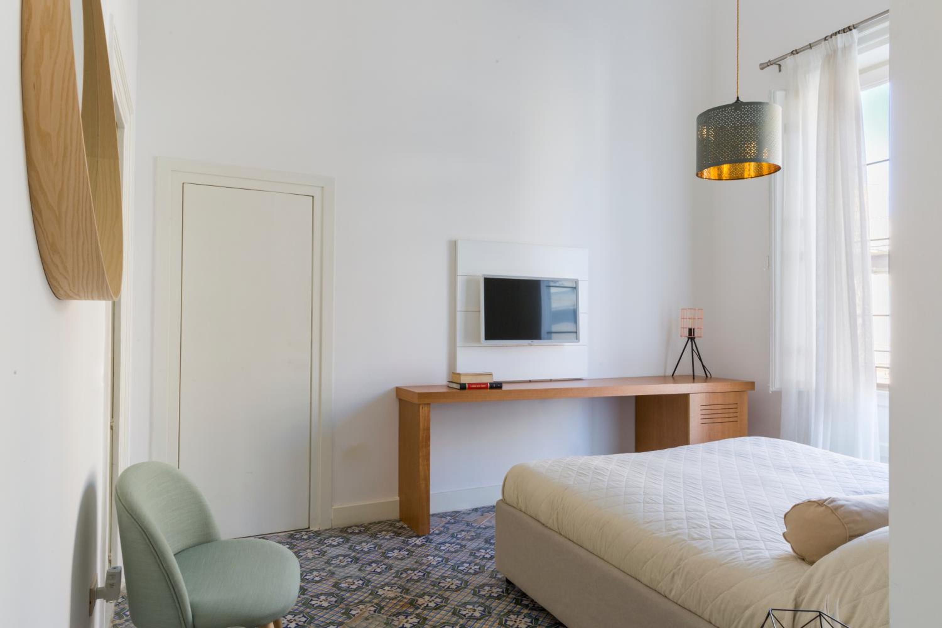 Deluxe Double Room with Balcony - Photo 7