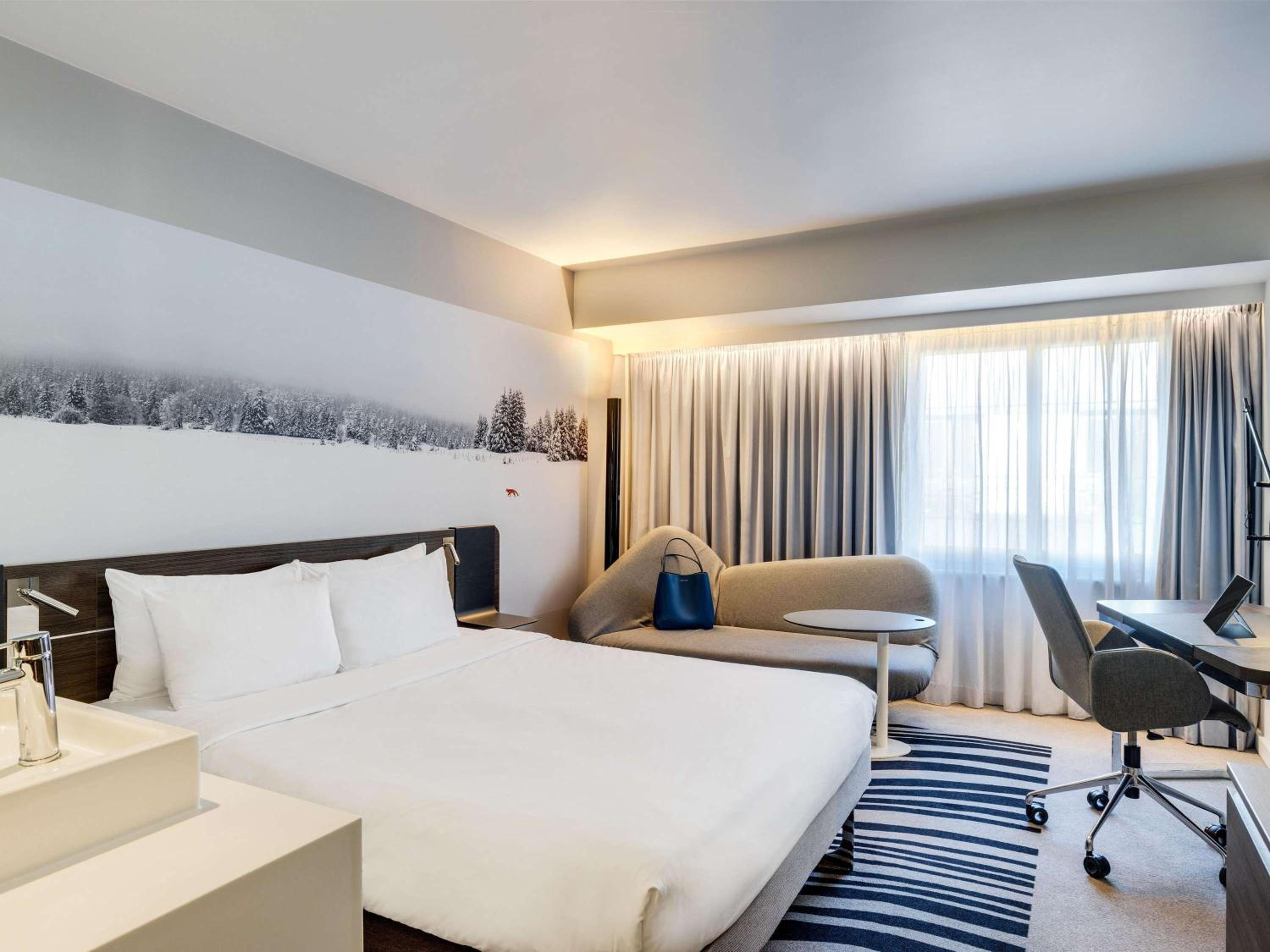 Executive Room with Queen Bed thumbnail 5