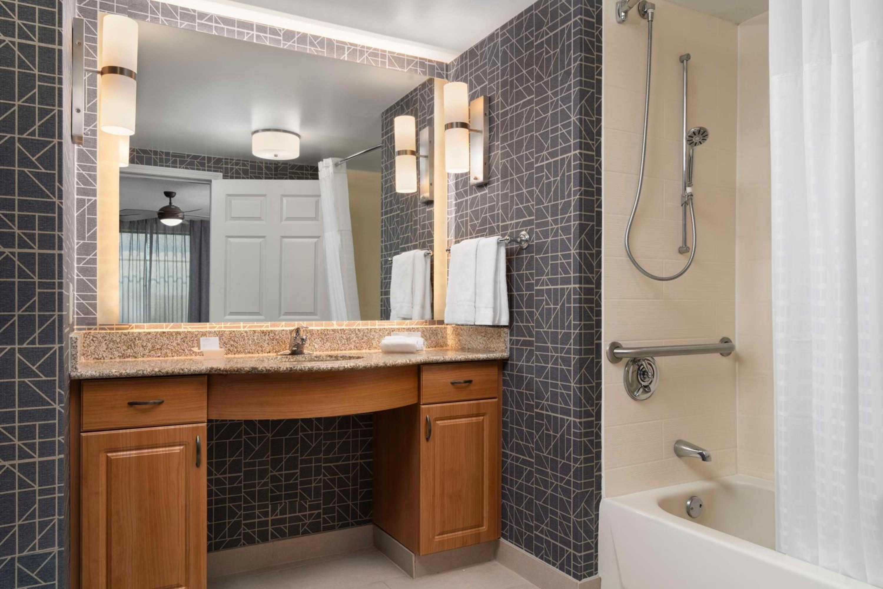 King Suite with Accessible Tub - Mobility and Hearing Access/Non-Smoking - Photo 8