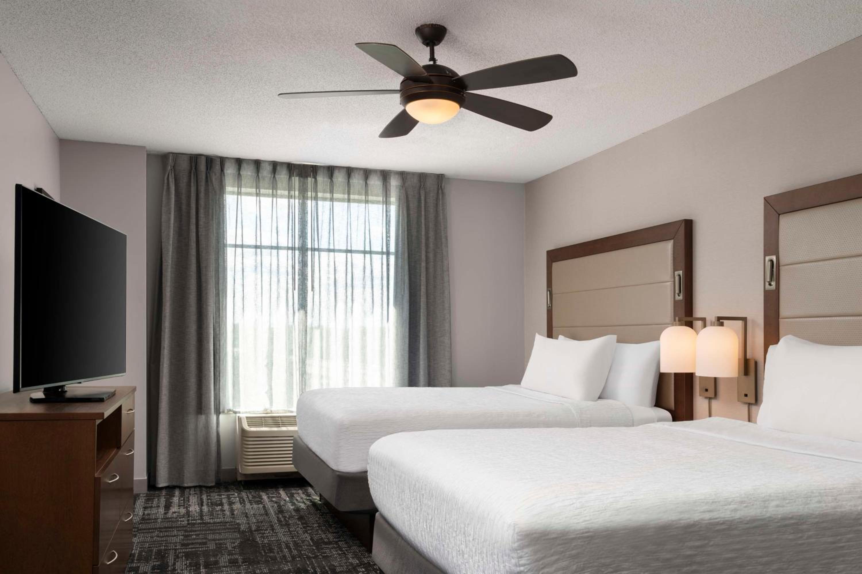 One-Bedroom Queen Suite with Two Queen Beds - Non-Smoking - Photo 8