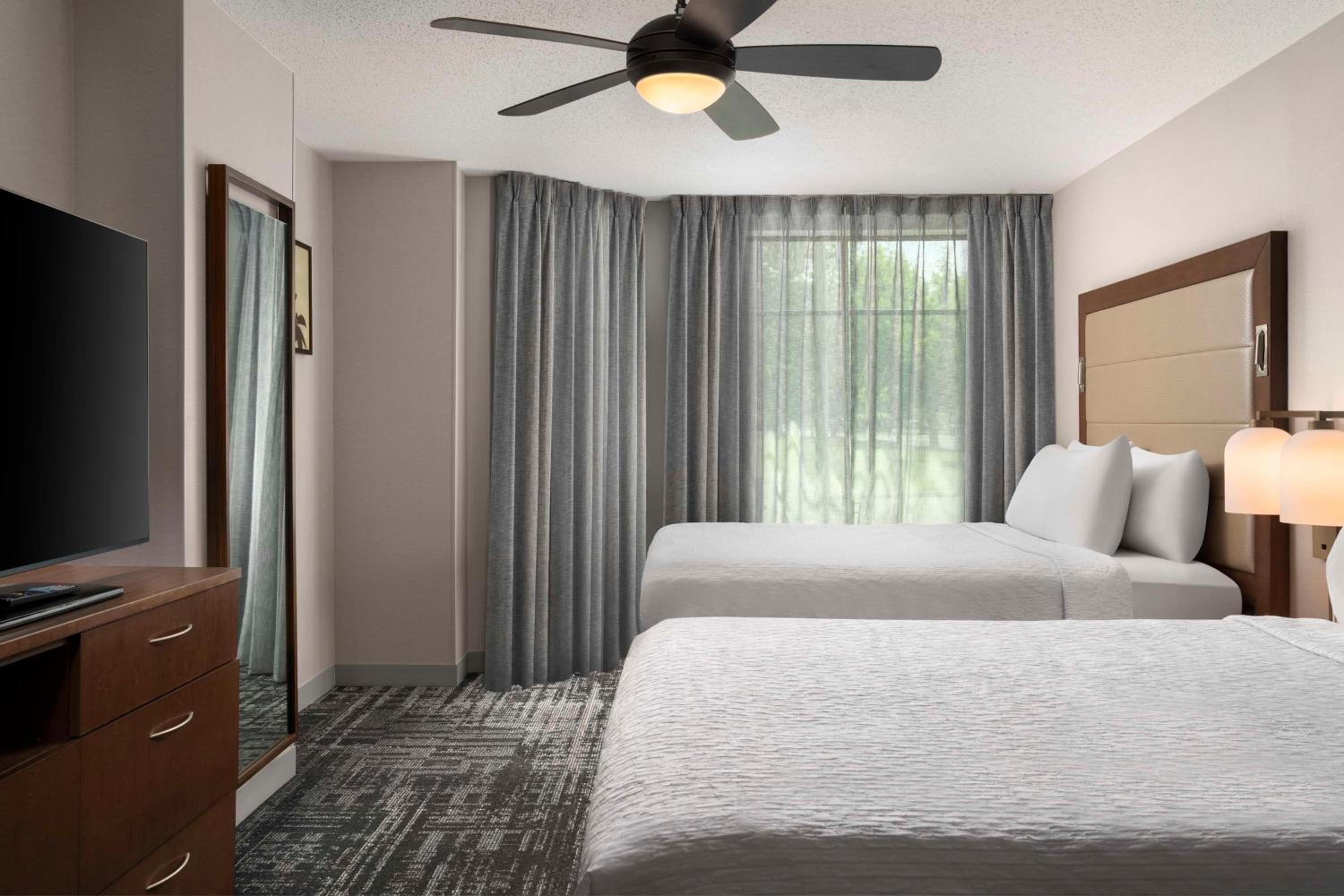 One-Bedroom Queen Suite with Two Queen Beds - Non-Smoking - Photo 4