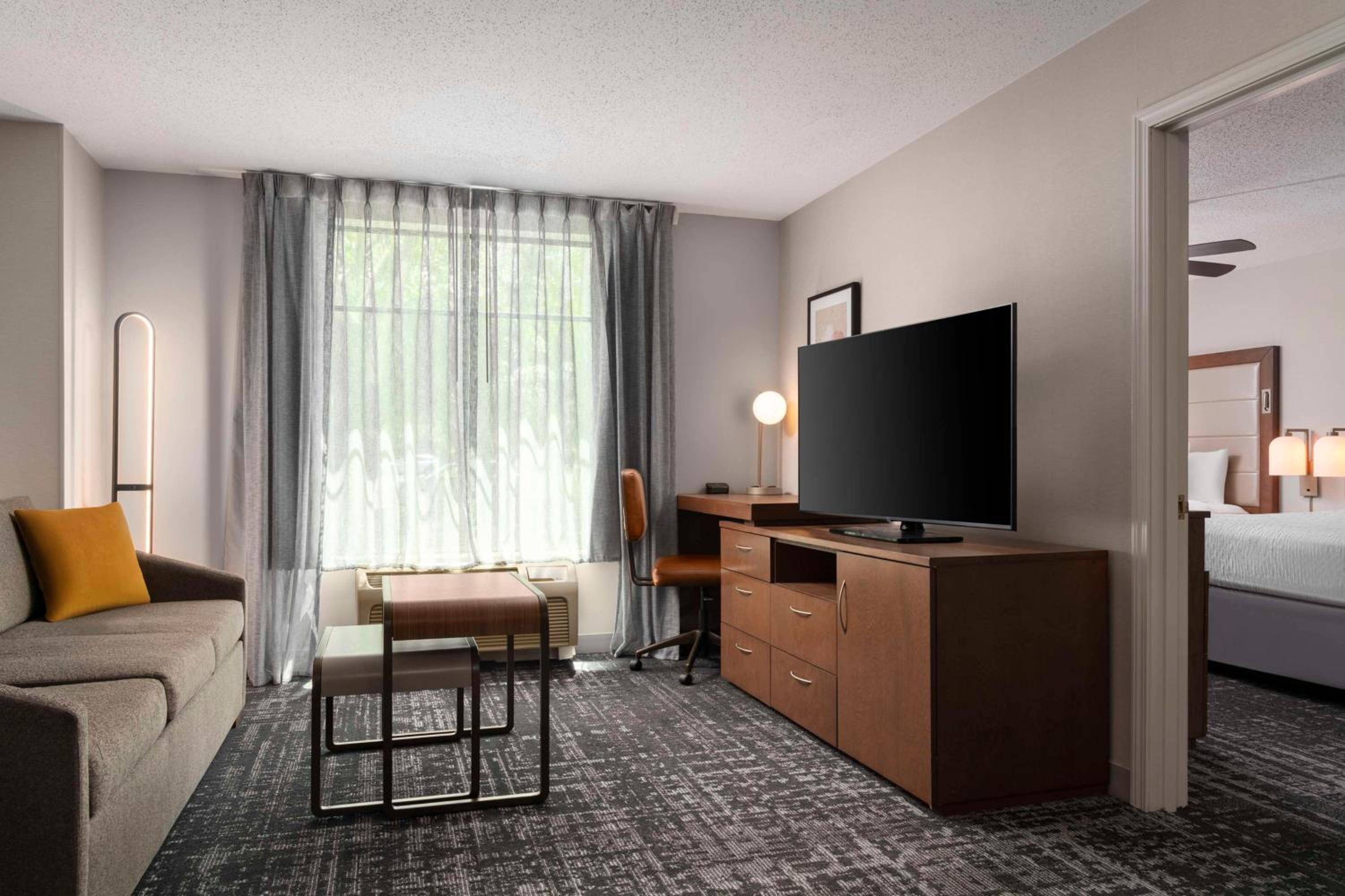 One-Bedroom Queen Suite with Two Queen Beds - Non-Smoking - Photo 5