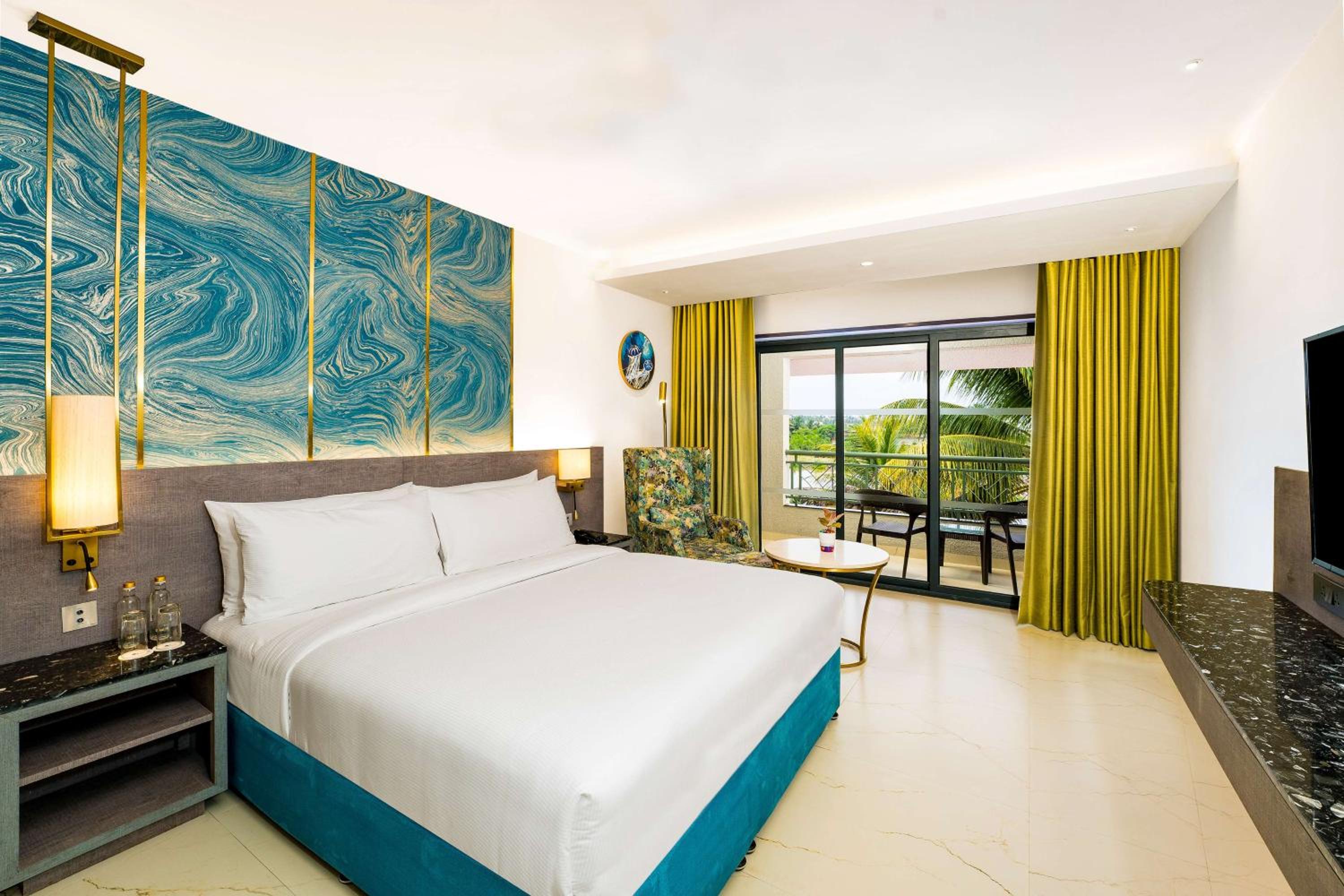Deluxe King Room - 20% Discount on Food at Flame, Happy Hours 1+1 from 4pm to 6 pm - Photo 1