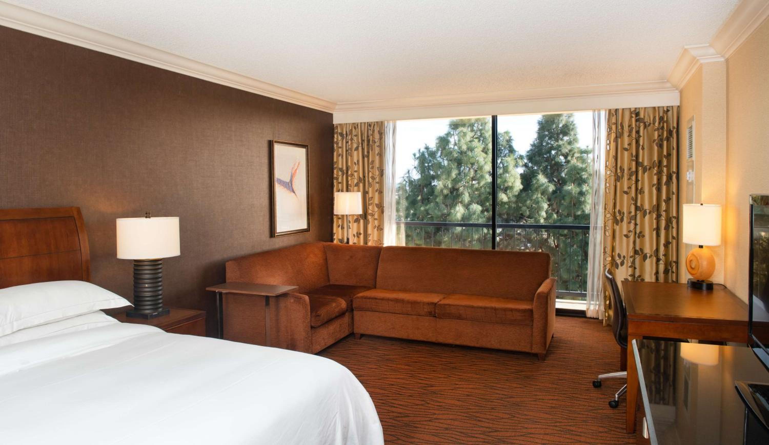 King Room with Sofa Bed - Photo 2