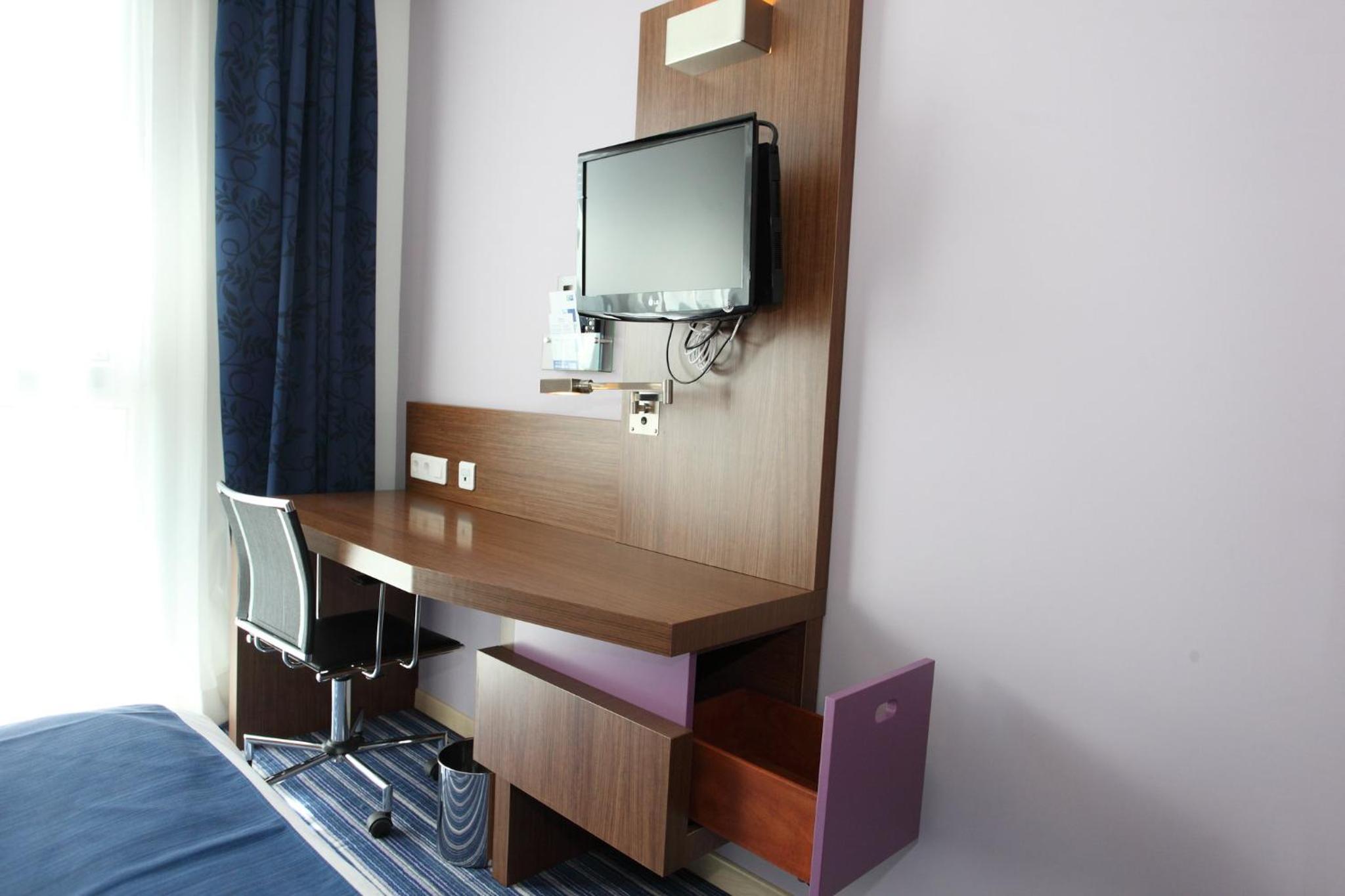 Standard Double Room with Sofa Bed - Photo 15