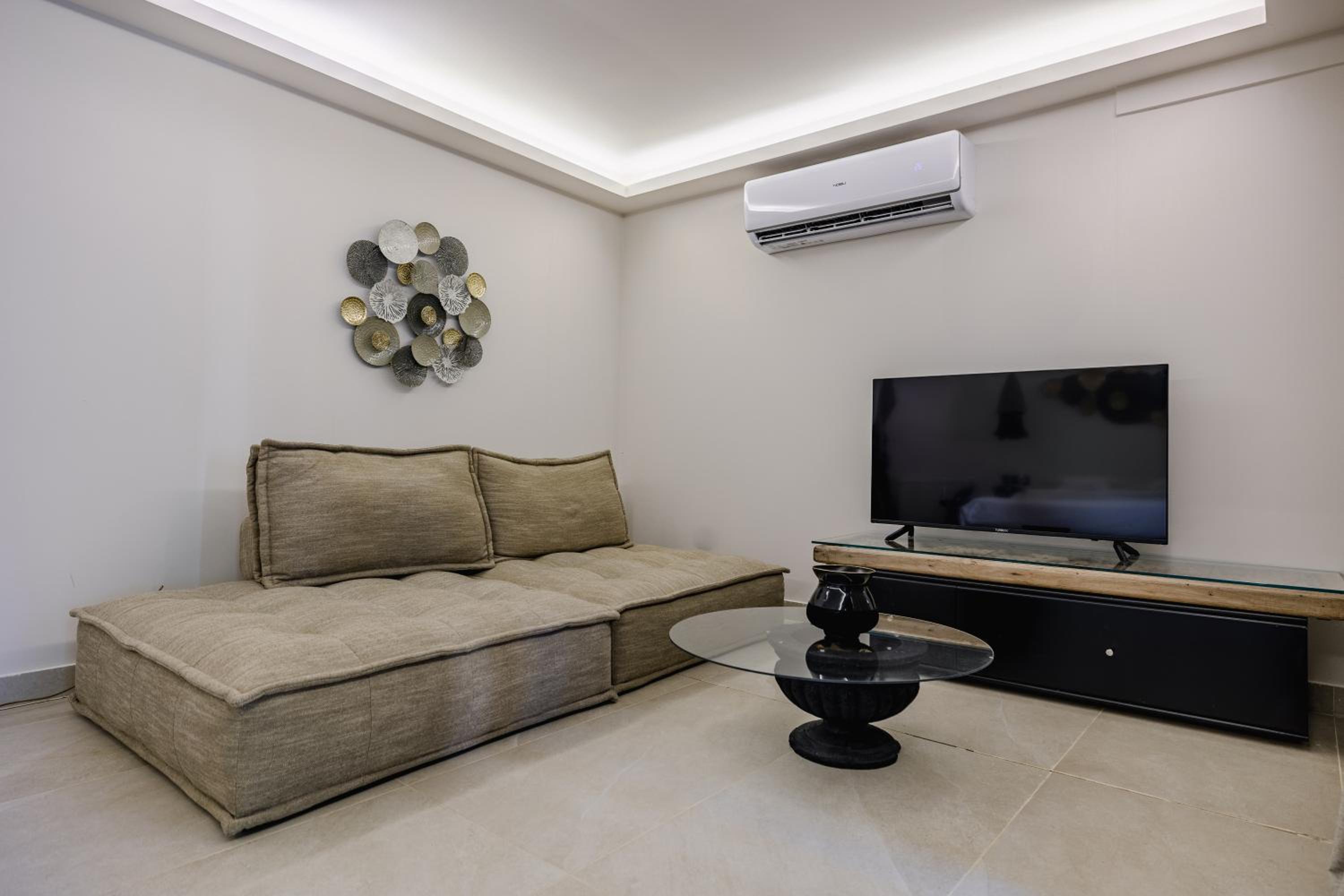 Bungalow Suite with Outdoor Jacuzzi - Photo 3