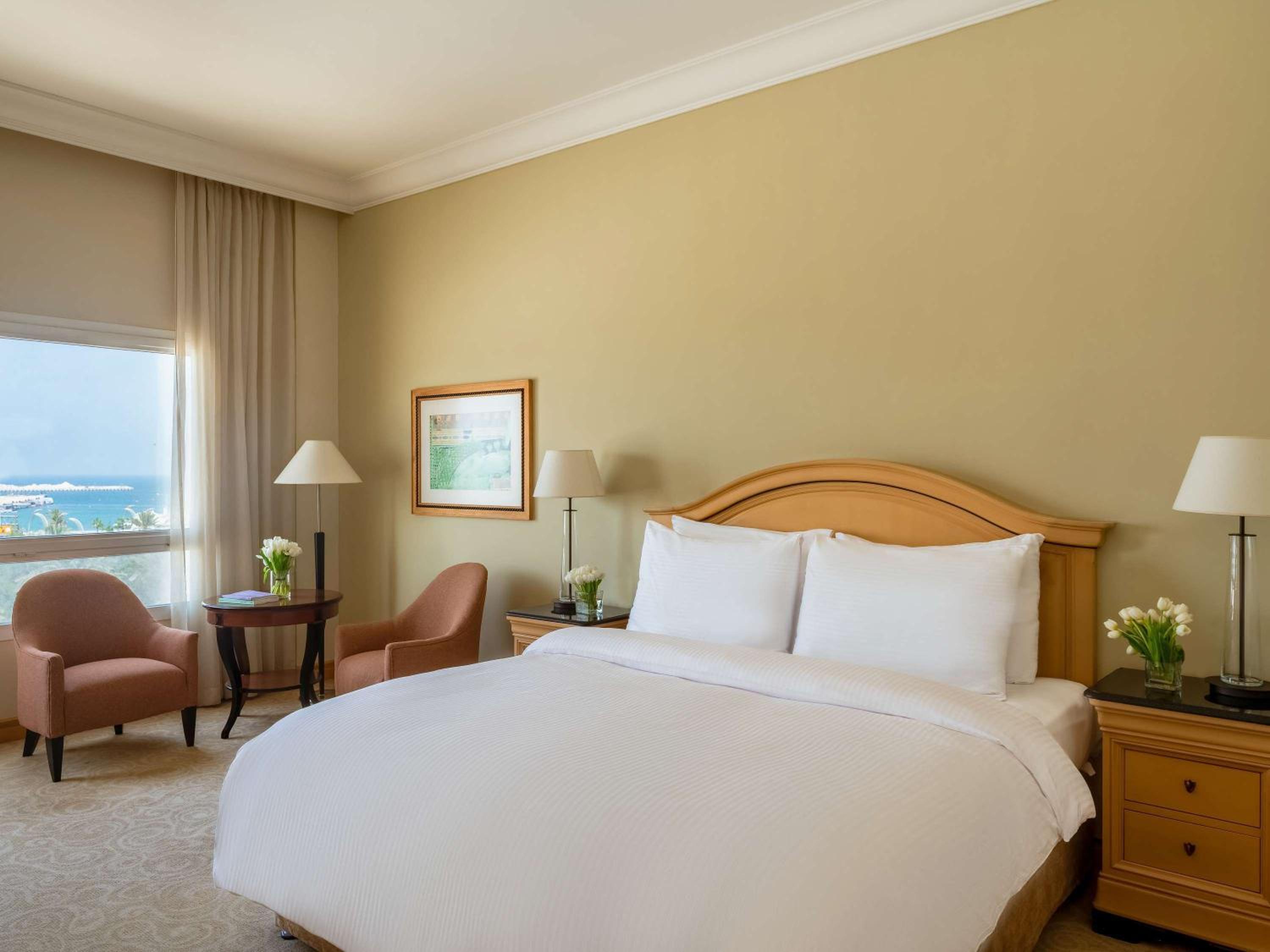 Deluxe King Room - Photo 14