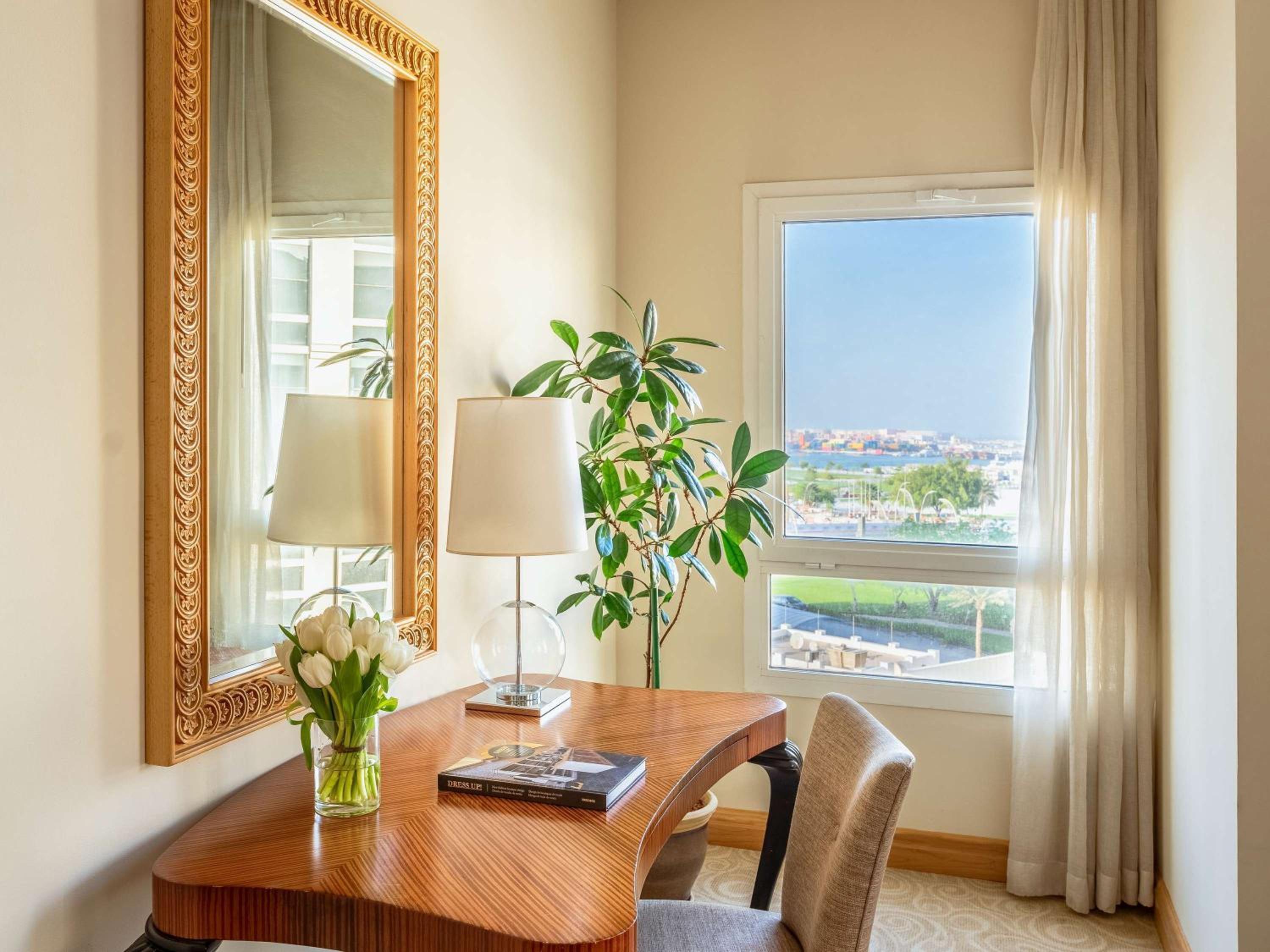 Business Suite - Photo 5