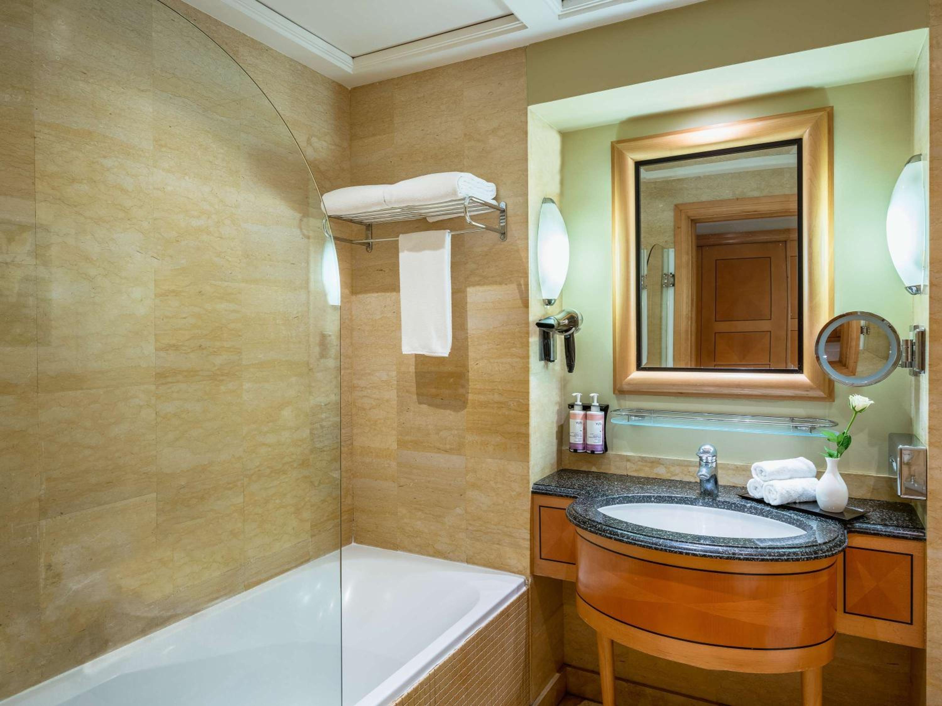 Superior King Room - Photo 7