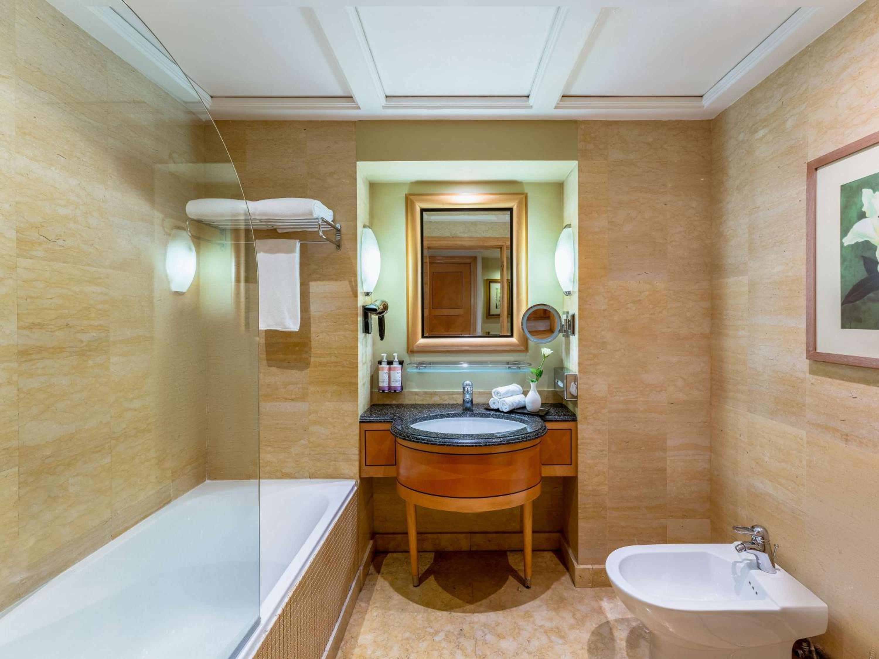 Deluxe King Room - Photo 5