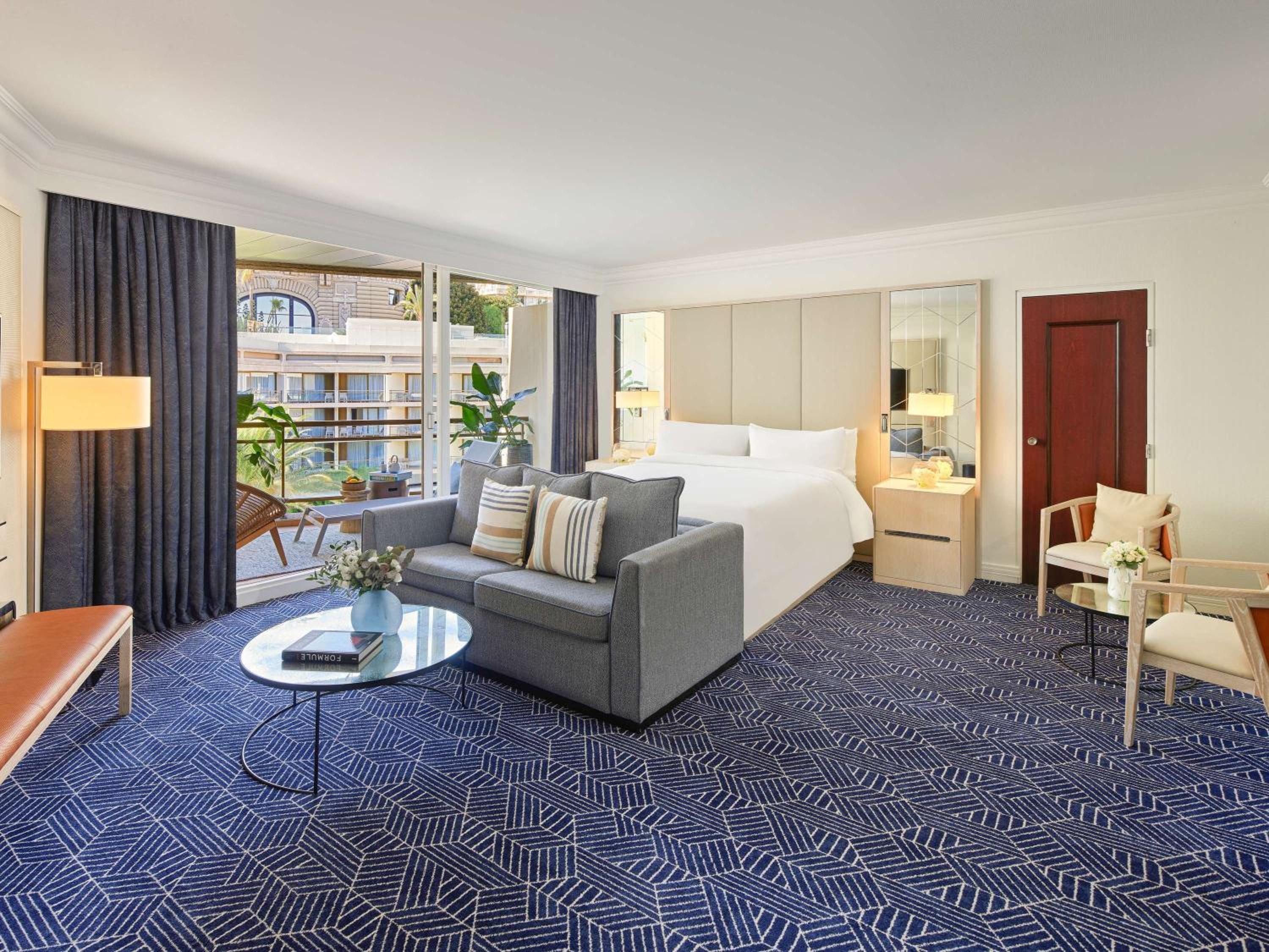 Junior King Suite with Garden View with 1 King Bed