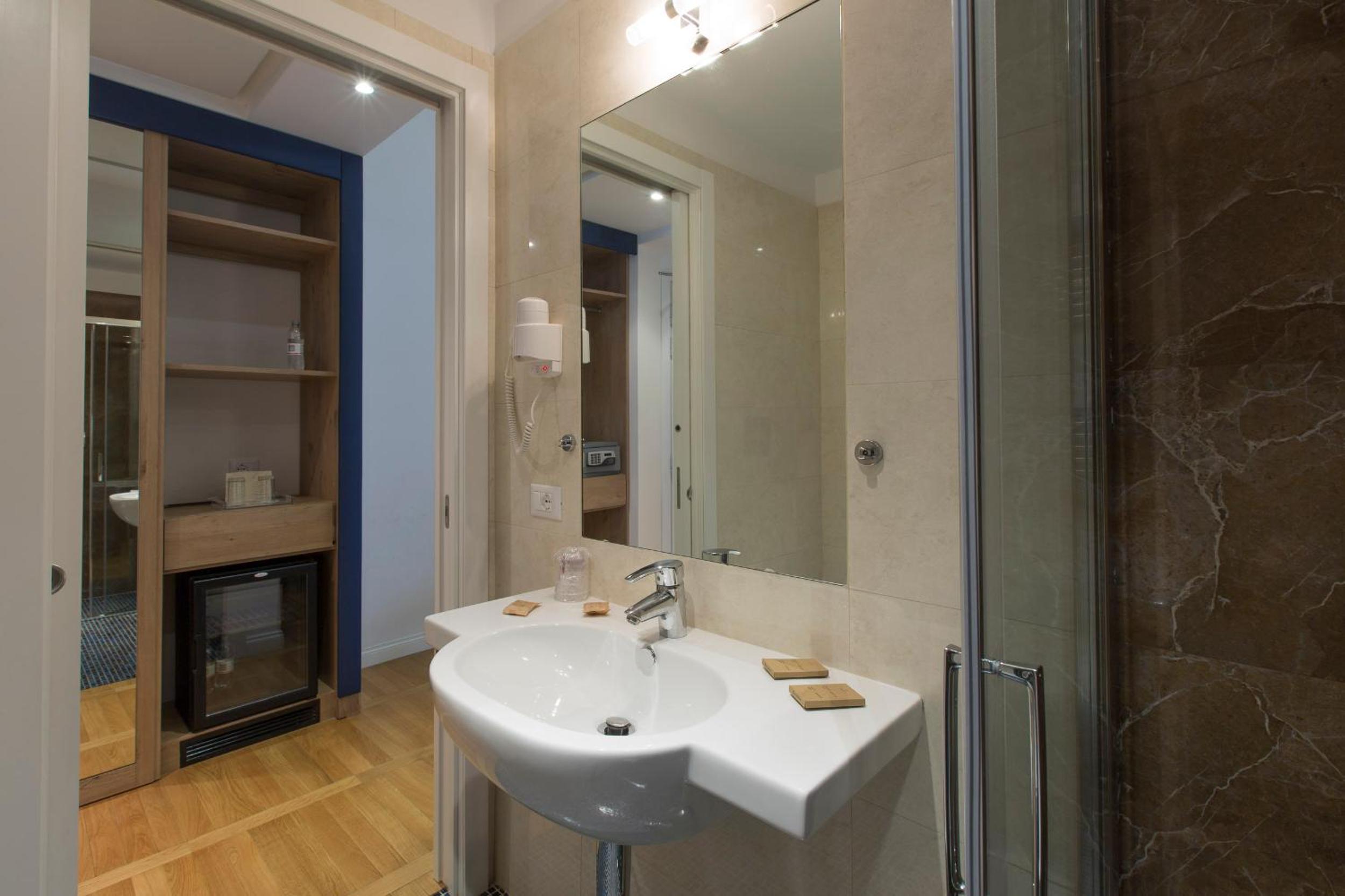 Superior Double or Twin Room thumbnail 5