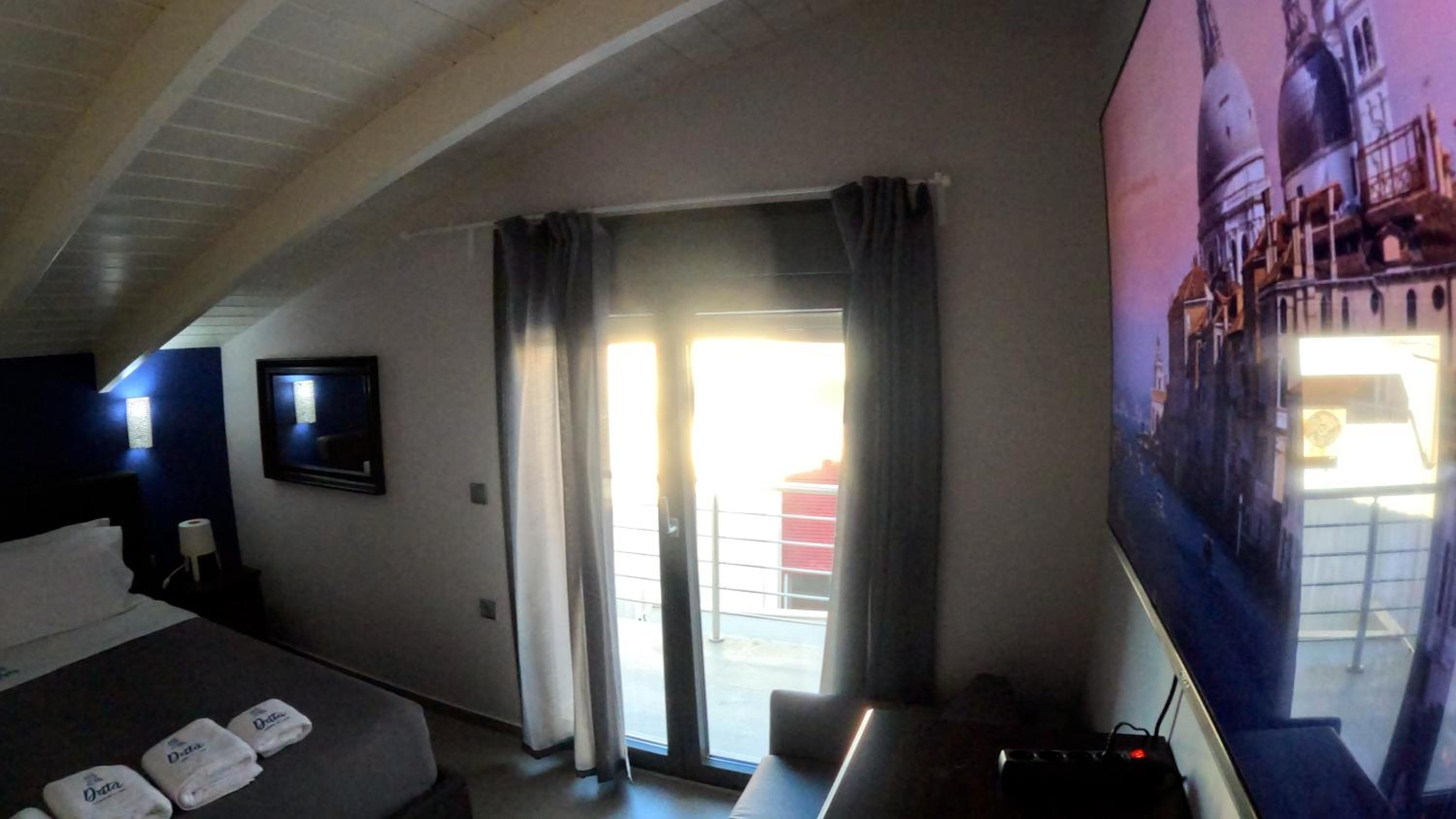 King Suite with Balcony photo 2