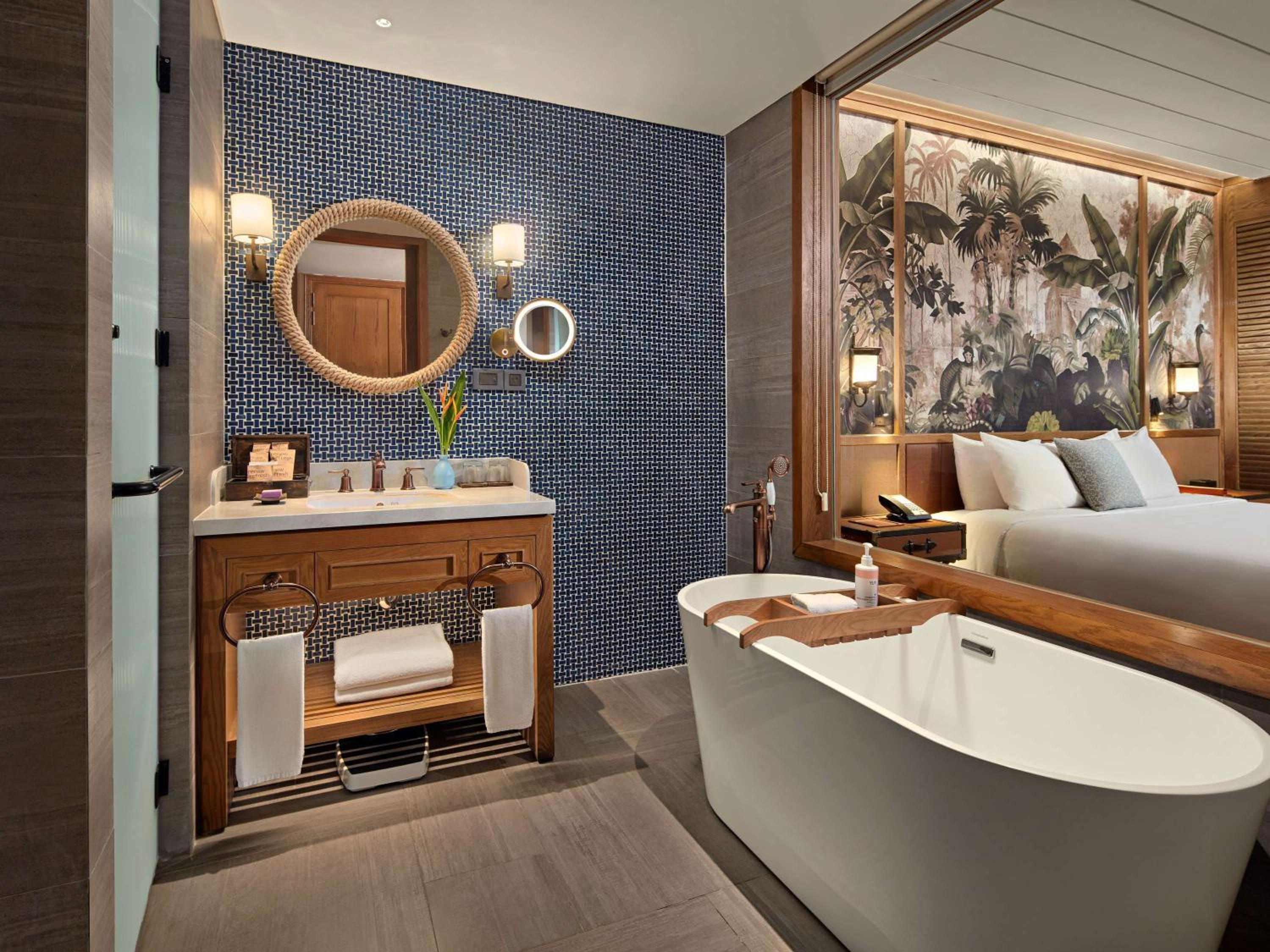 Deluxe King Room with Balcony and Sea View - Photo 4