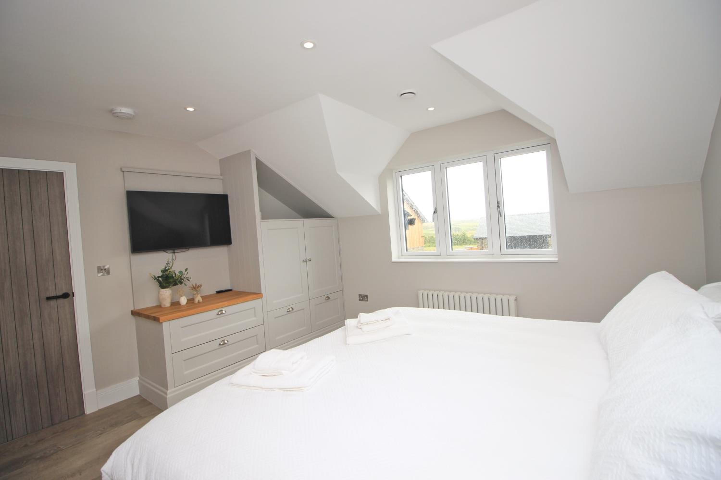 Five-Bedroom House photo 3