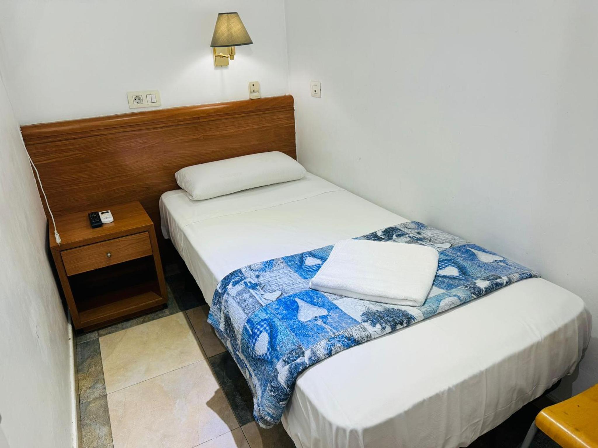 Habitación Individual con Baño y Aseo Compartidos
