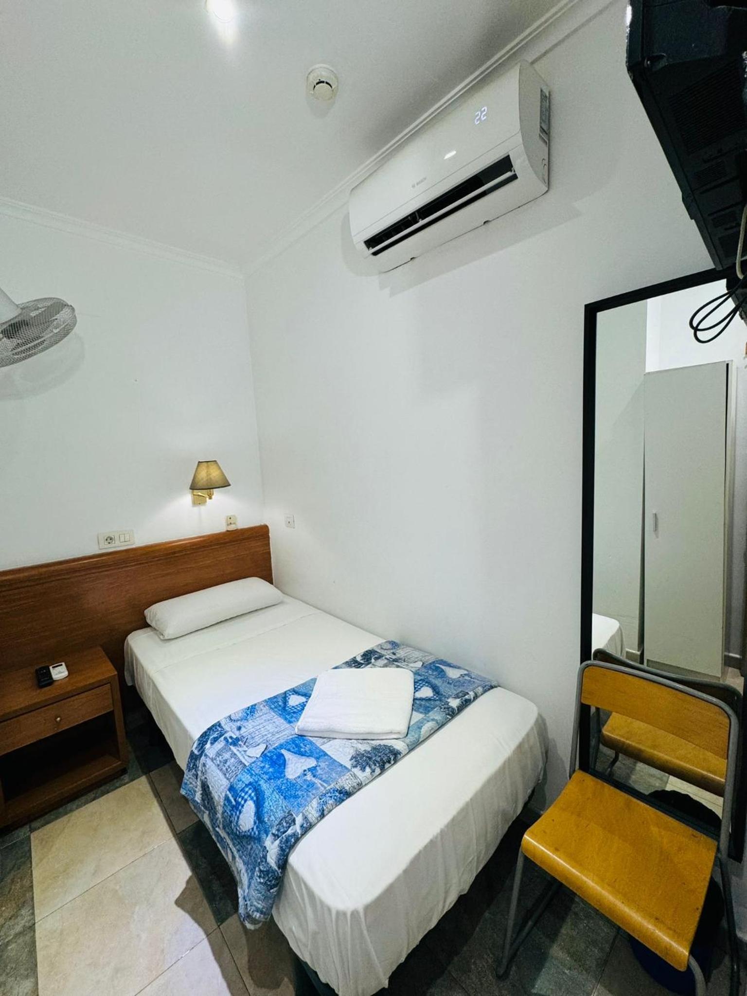 Single Room with Shared Shower and Toilet photo 3