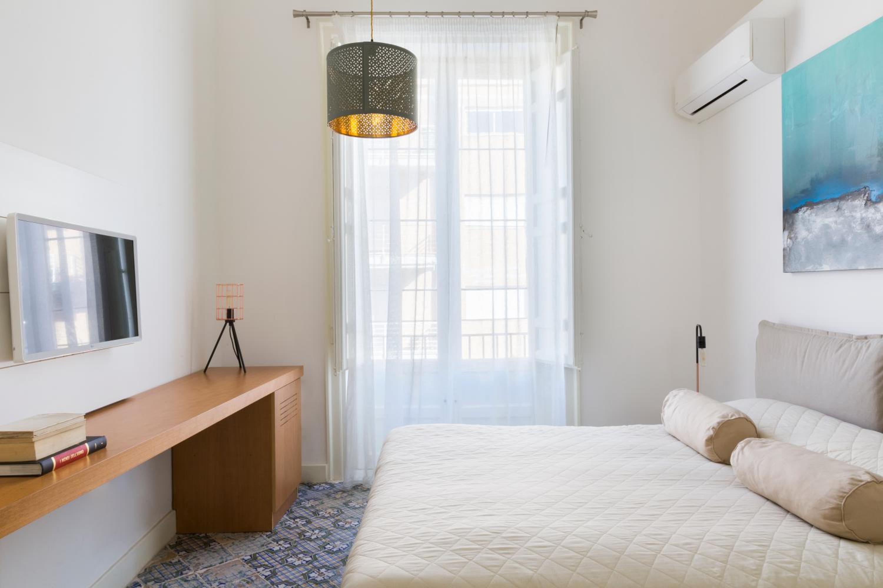 Deluxe Double Room with Balcony - Photo 5