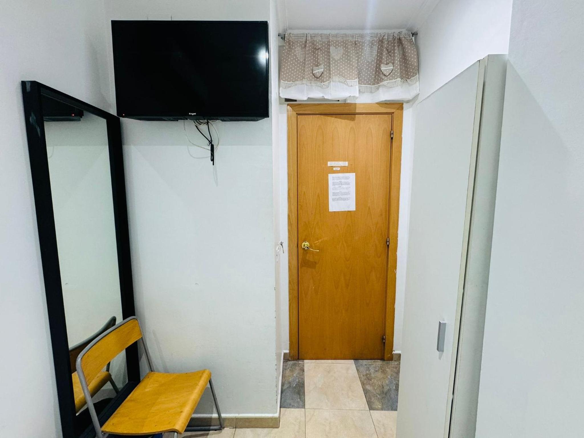 Single Room with Shared Shower and Toilet photo 2