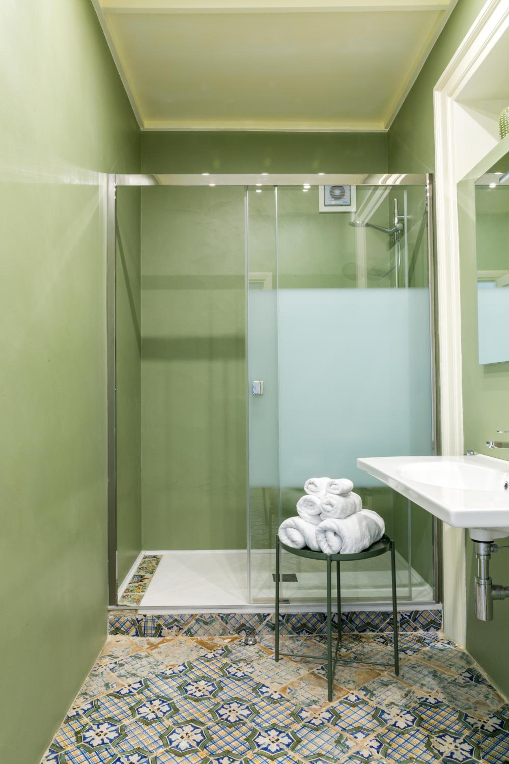 Deluxe Double Room with Balcony - Photo 4
