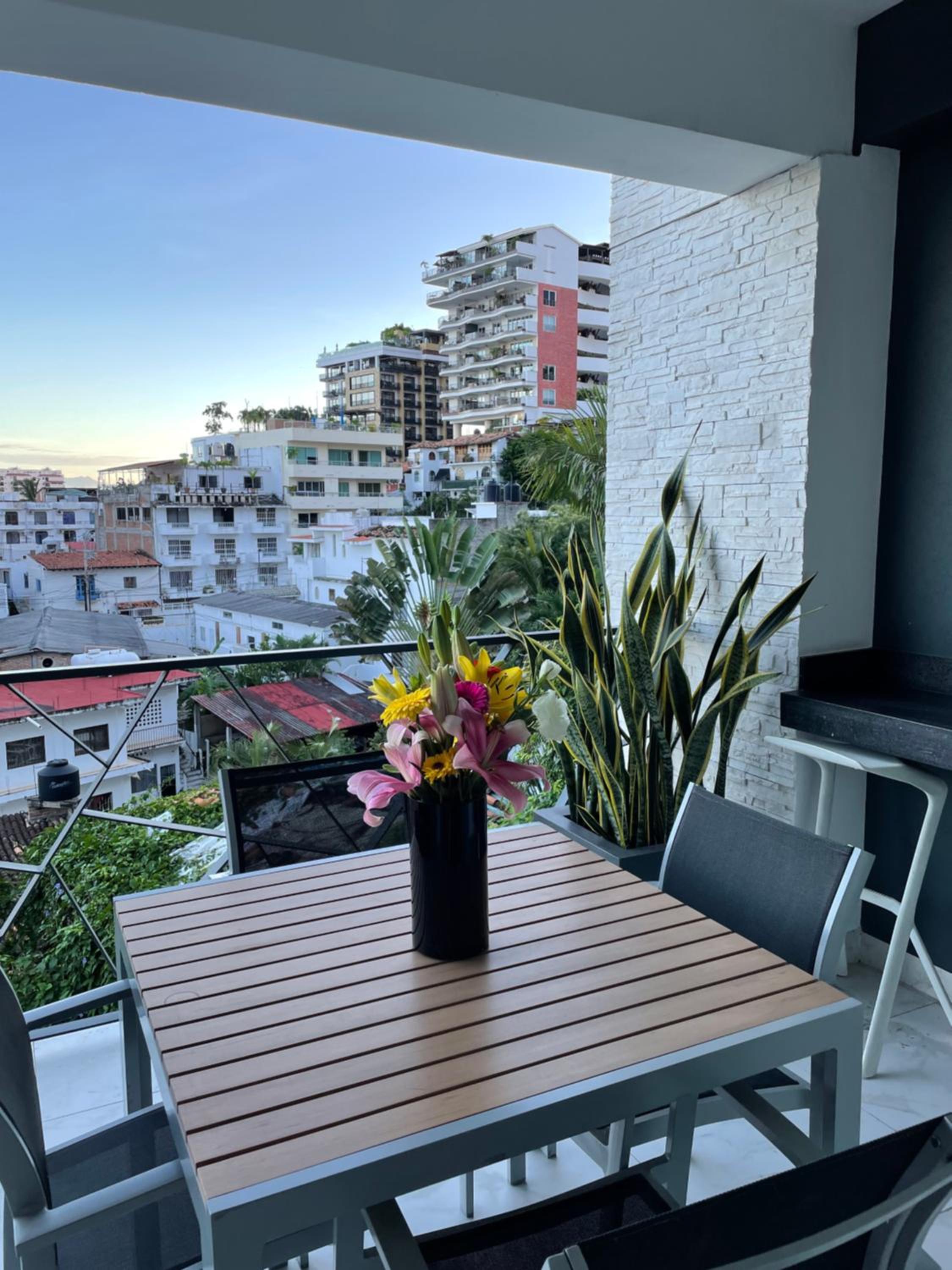 Two-Bedroom Apartment with Balcony and Sea View photo 2
