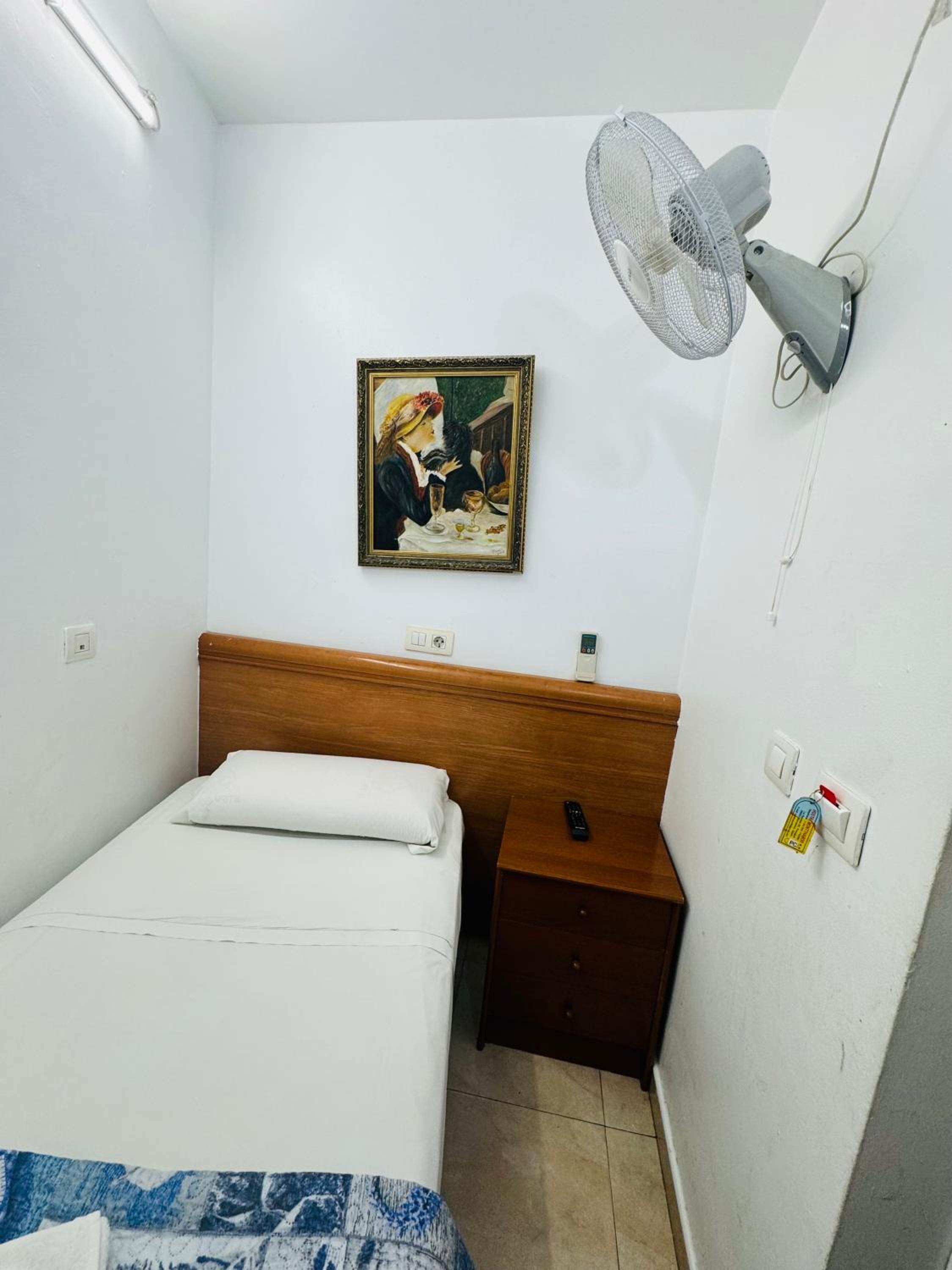 Single Room with Private Bathroom photo 2